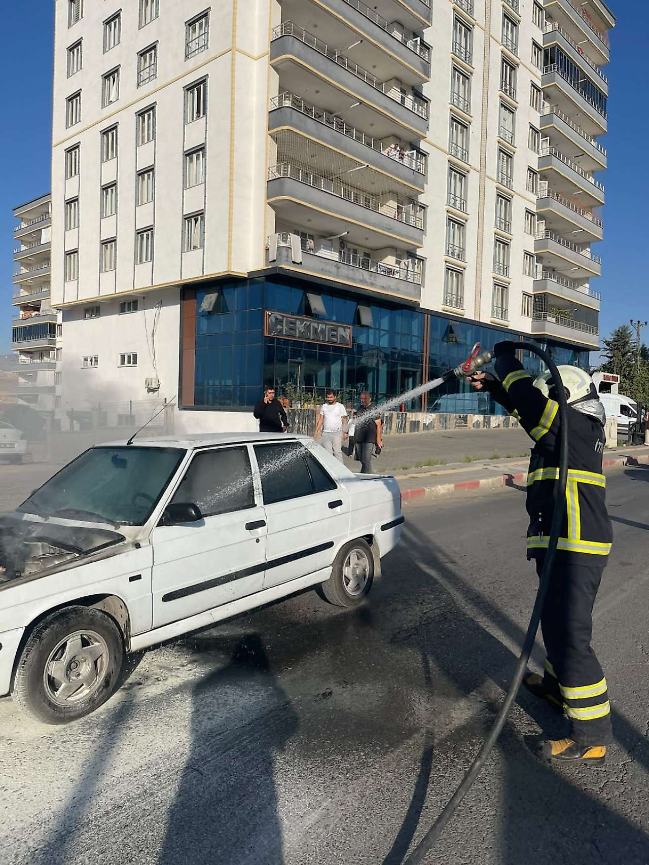 Siirt'te Hareket Halindeki Otomobil Yandı
