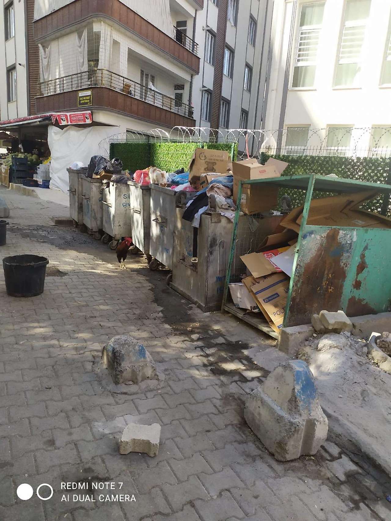 Siirt'te Kur'an kursunun önündeki çöp alanına velilerden tepki