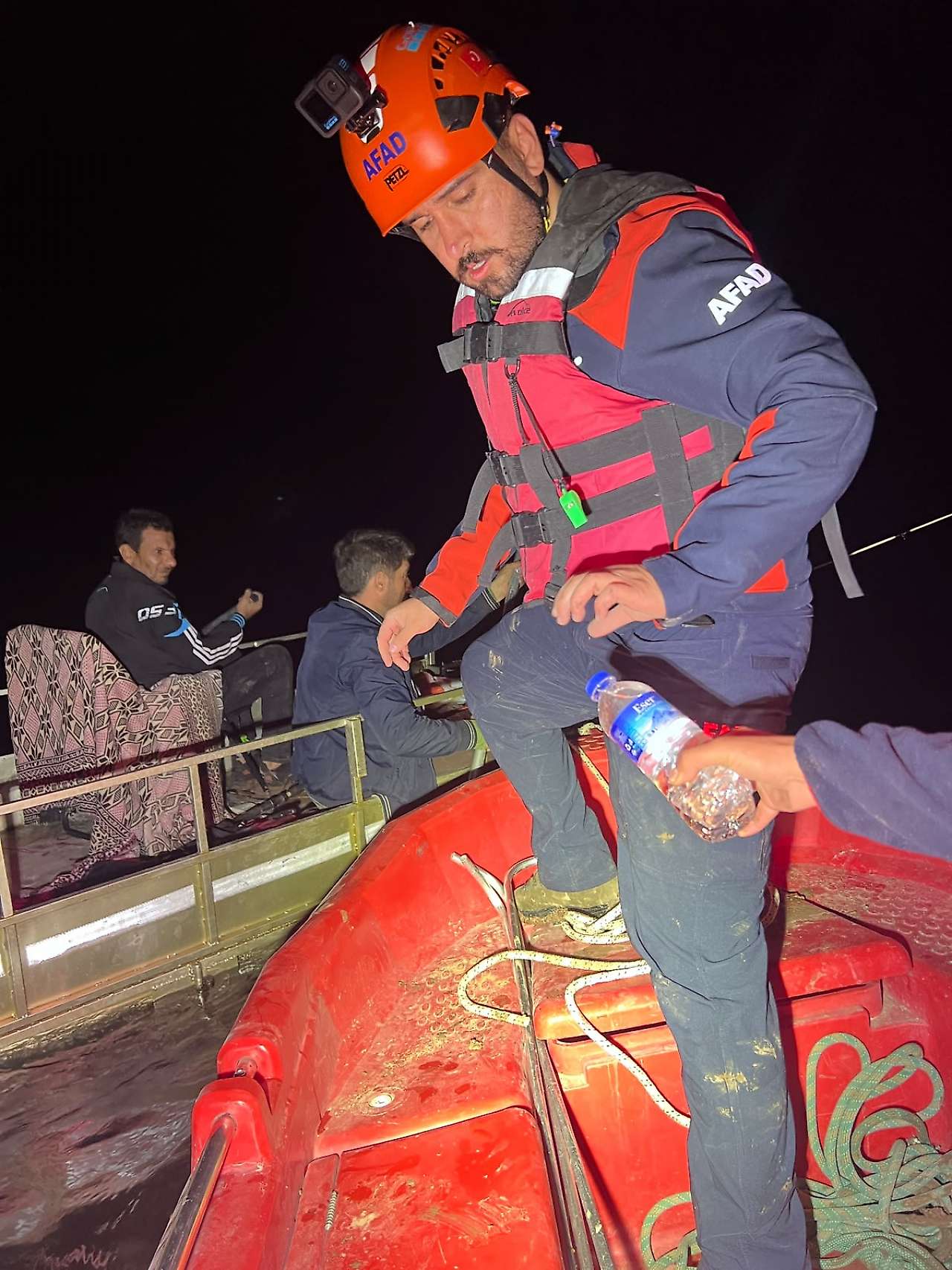 Siirt'te Botan Çayı'nda Gece Yarısı Kurtarma Operasyonu! 2 Kişi Sal Üzerinde Mahsur Kaldı