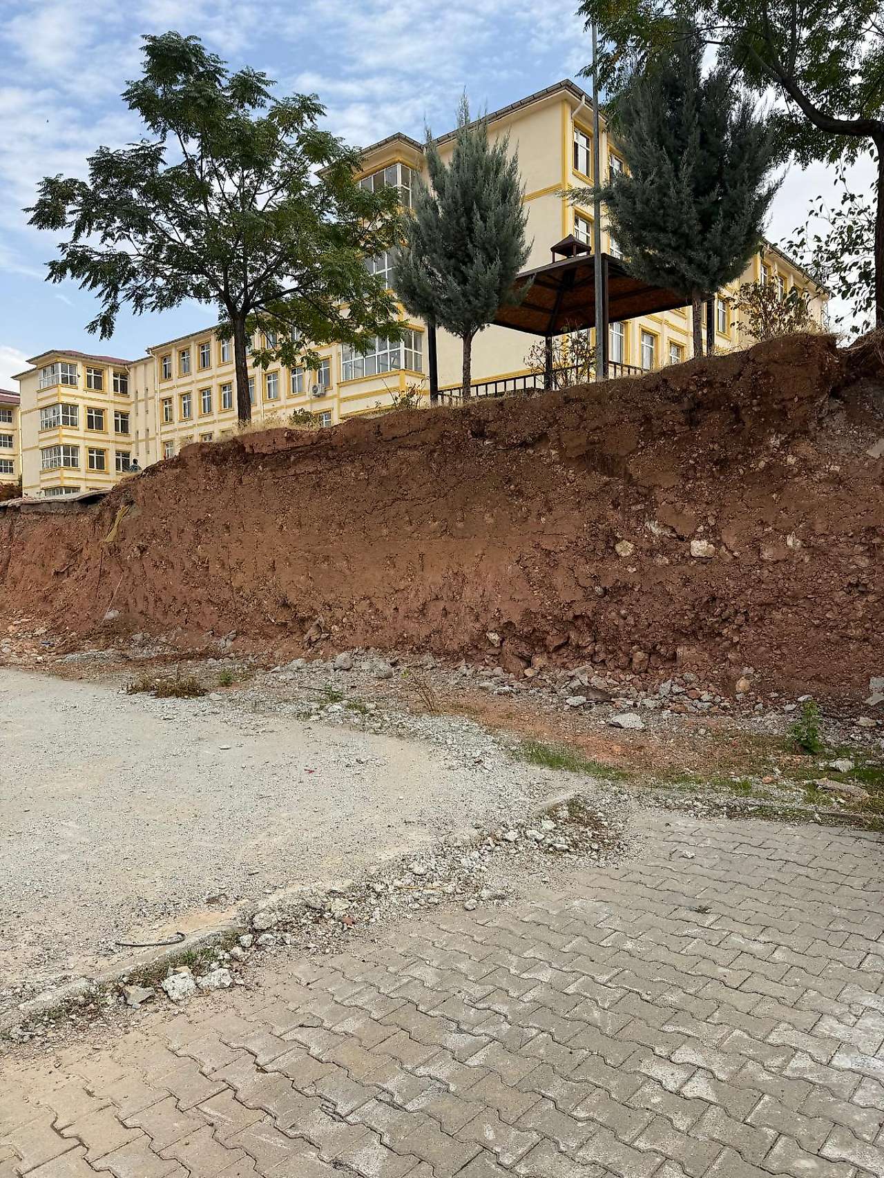 Siirt'te Öğrencilerin Hayatı Tehlikede: Çöken İstinat Duvarı 1 Yıldır Yapılmayı Bekliyor