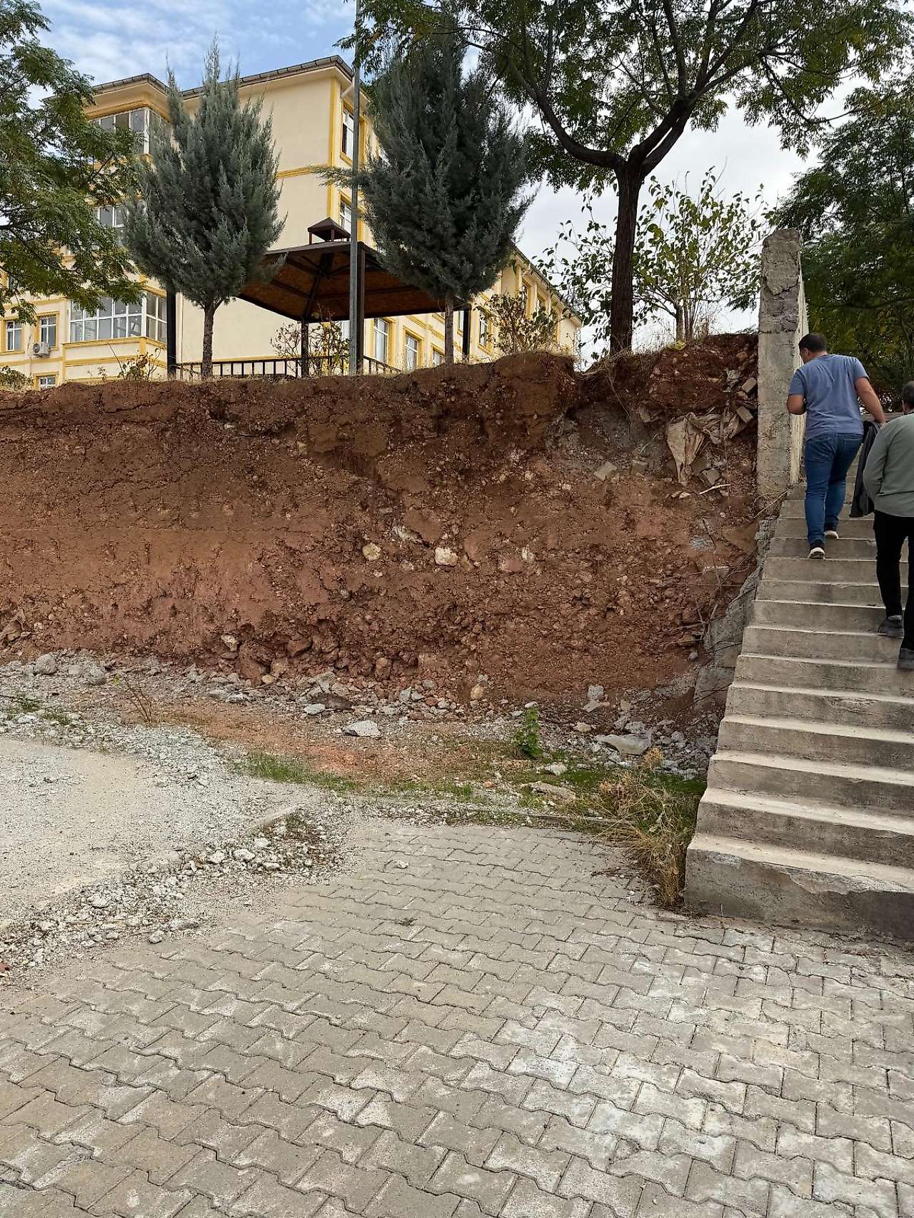 Siirt'te Öğrencilerin Hayatı Tehlikede: Çöken İstinat Duvarı 1 Yıldır Yapılmayı Bekliyor