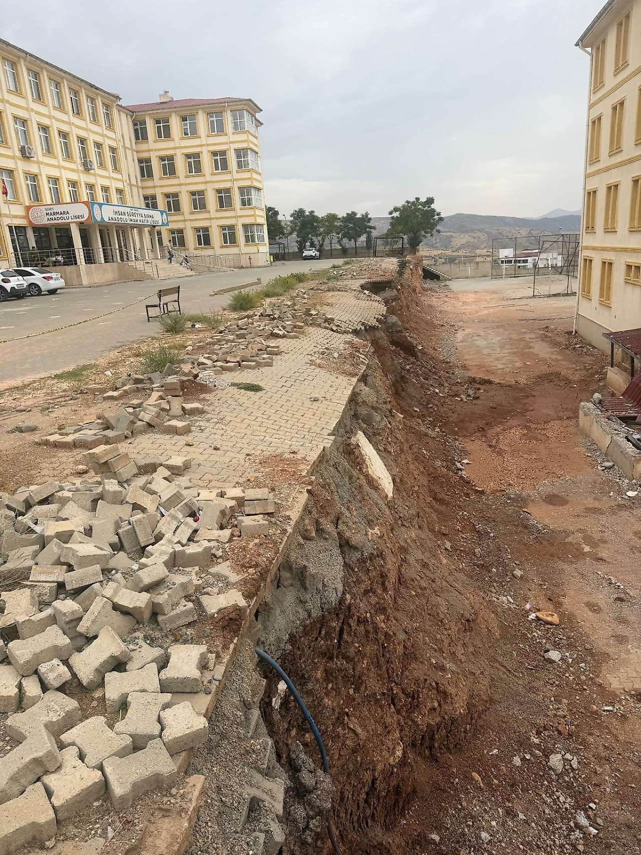 Siirt'te Öğrencilerin Hayatı Tehlikede: Çöken İstinat Duvarı 1 Yıldır Yapılmayı Bekliyor