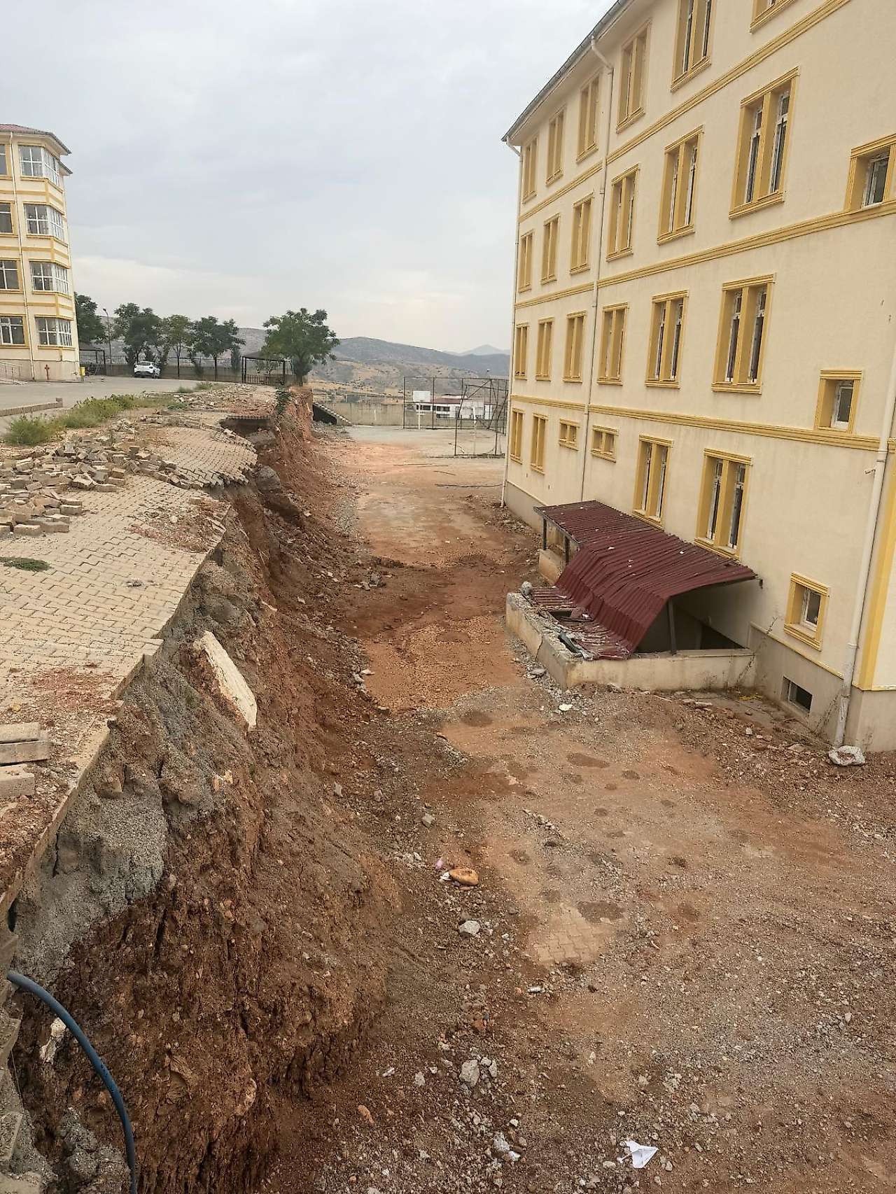 Siirt'te Öğrencilerin Hayatı Tehlikede: Çöken İstinat Duvarı 1 Yıldır Yapılmayı Bekliyor