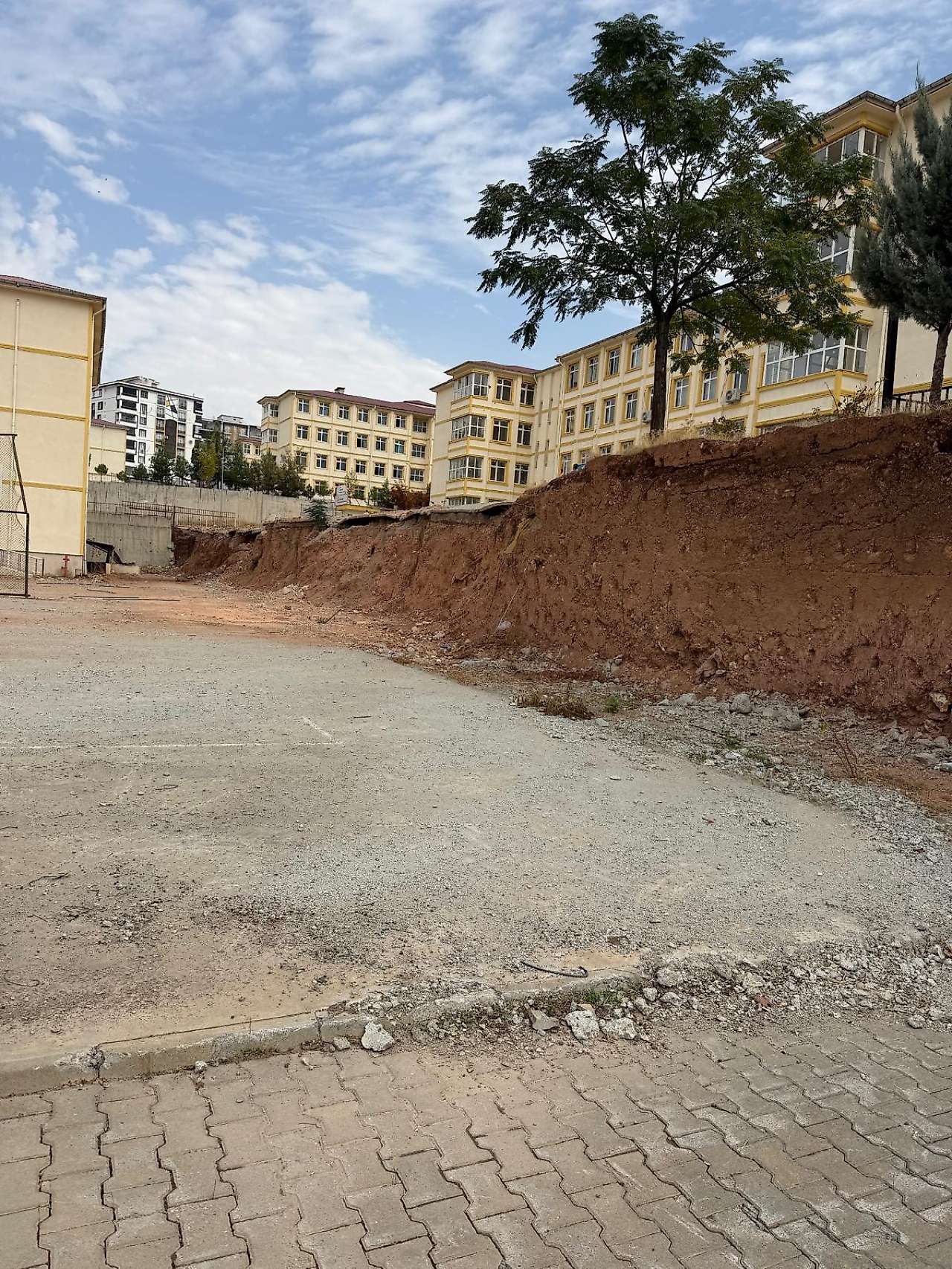 Siirt'te Öğrencilerin Hayatı Tehlikede: Çöken İstinat Duvarı 1 Yıldır Yapılmayı Bekliyor