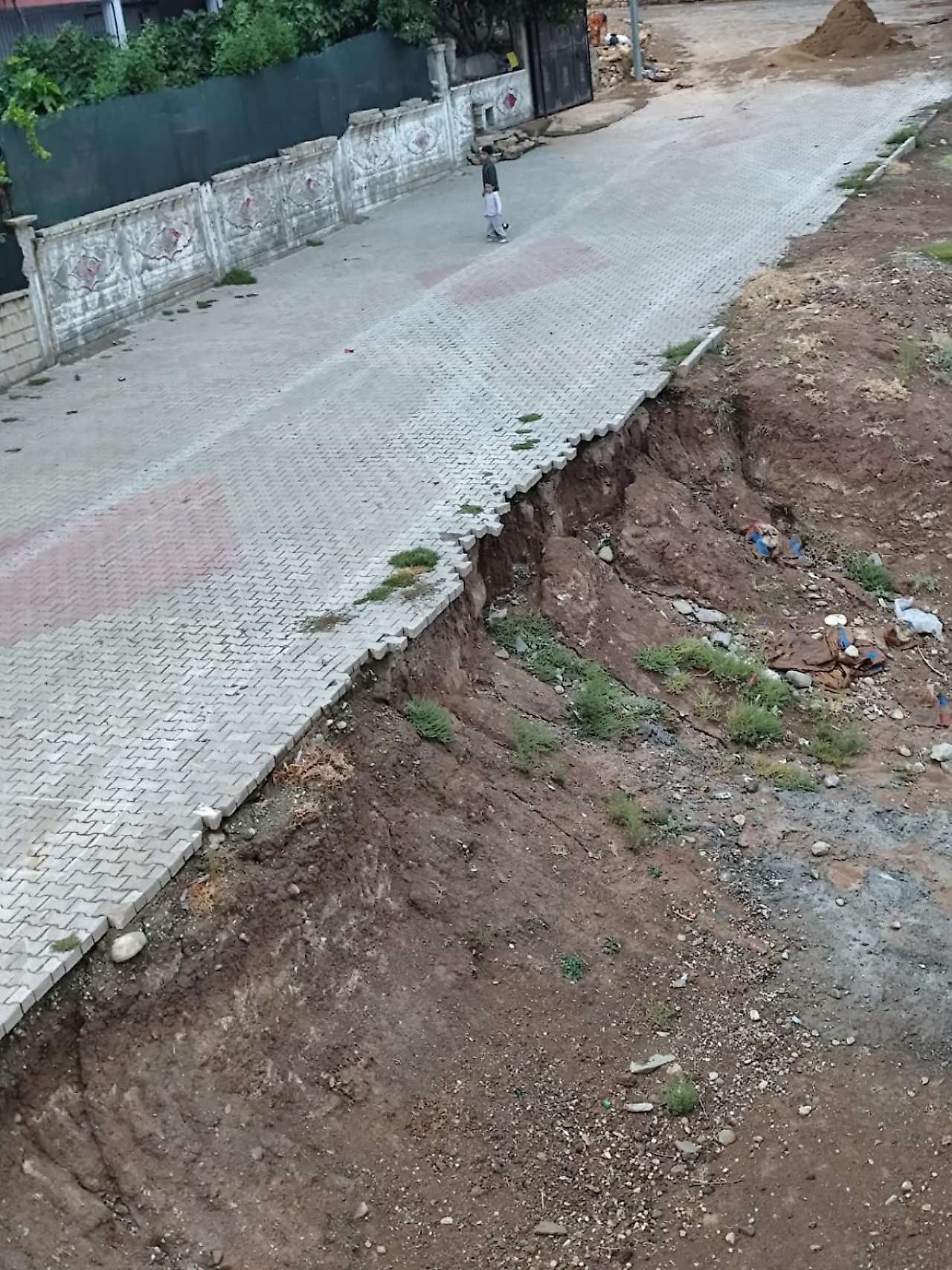 Siirt'te Yağış Sonrası Yol Çöktü: Mahalle Sakinleri Çözüm Bekliyor