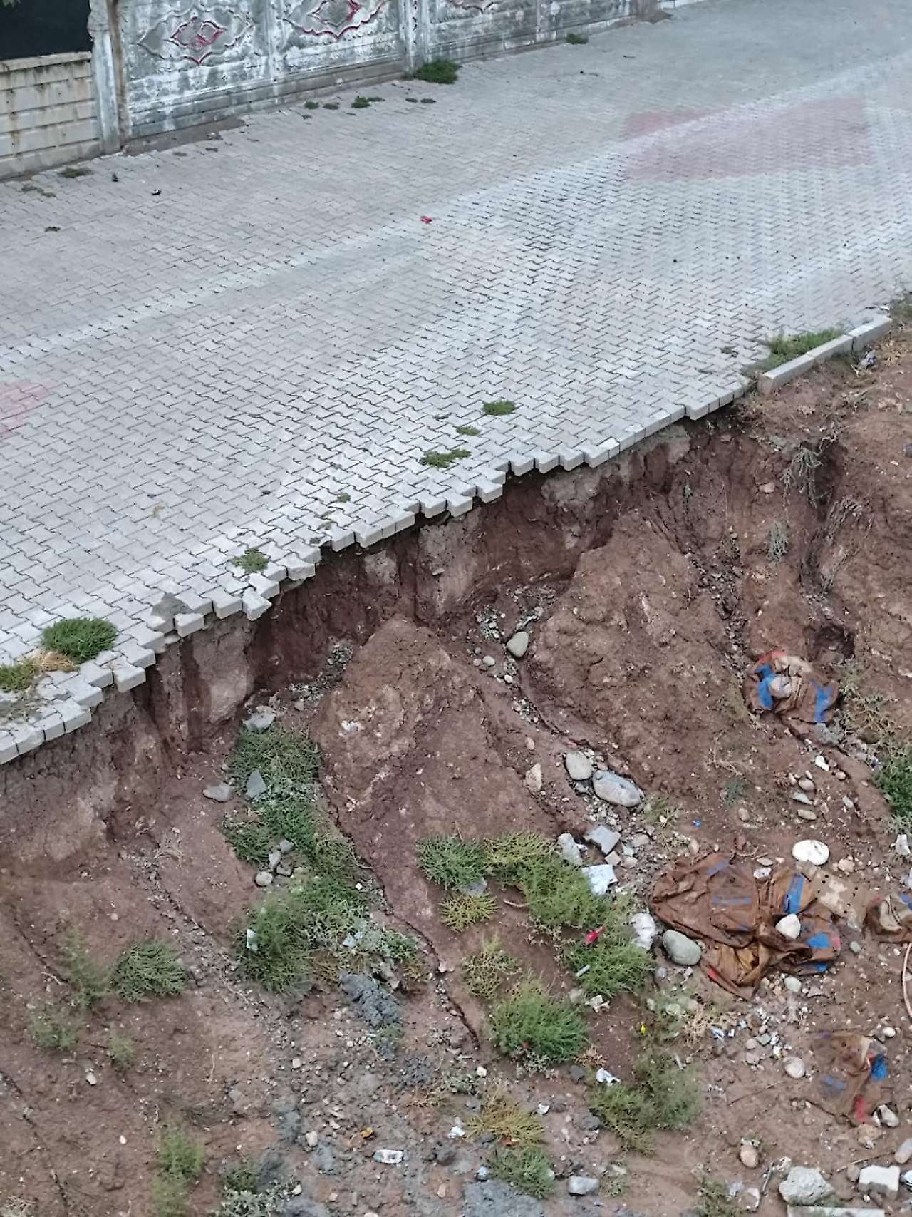 Siirt'te Yağış Sonrası Yol Çöktü: Mahalle Sakinleri Çözüm Bekliyor