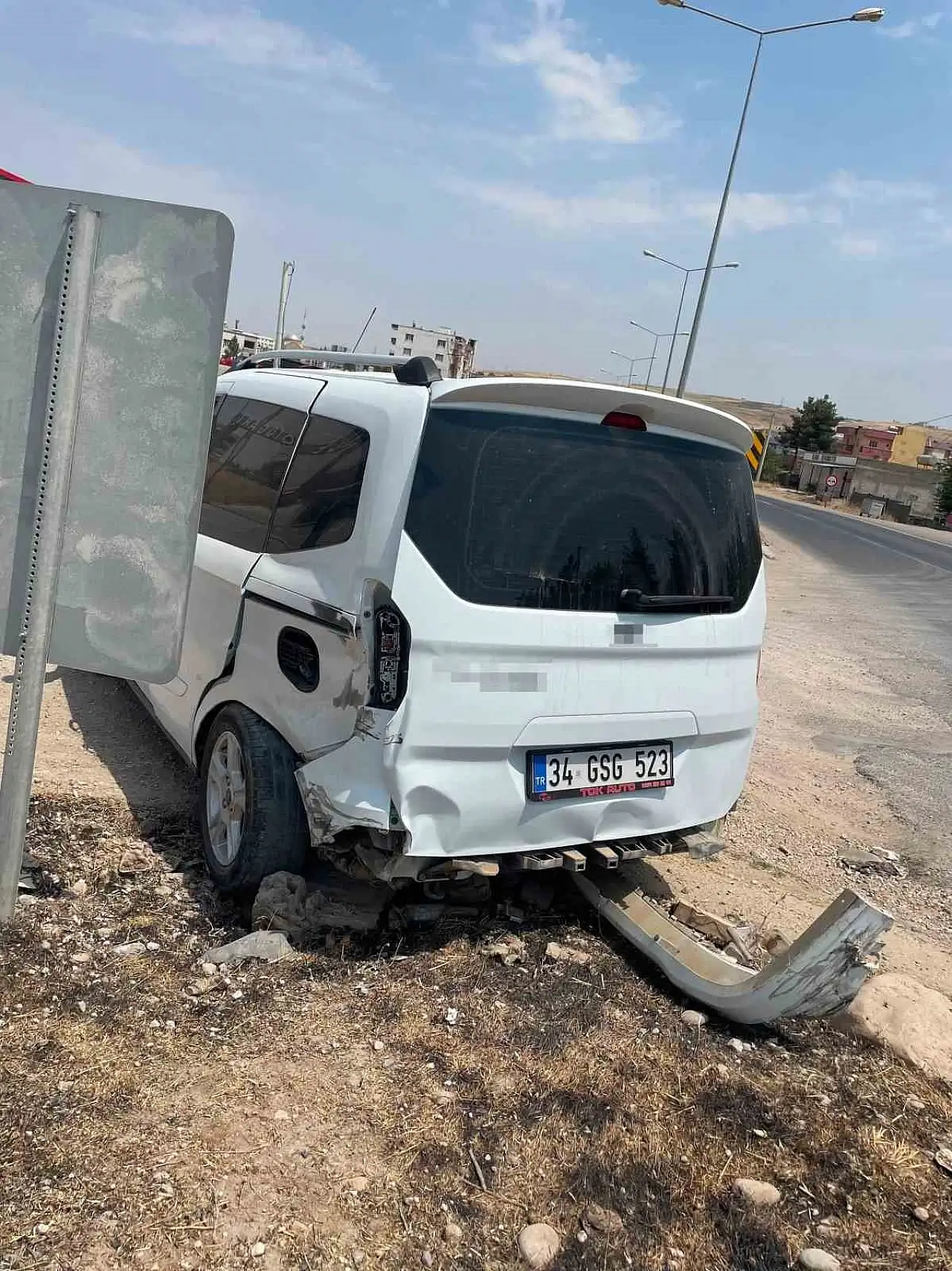 Kurtalan'da Hafif Ticari Araç ile Kamyonet Çarpıştı