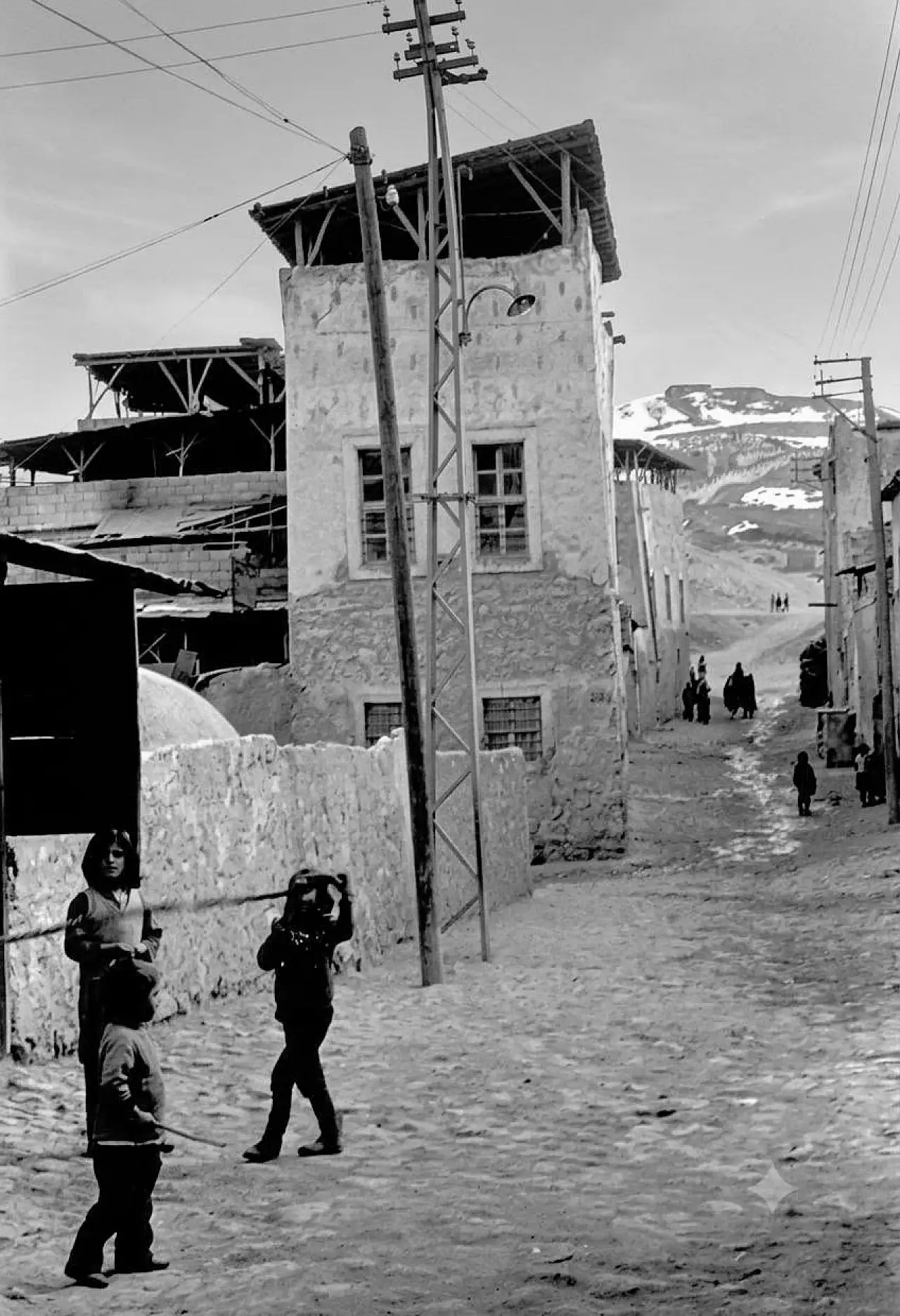 Siirt Şeyh Süleyman Mezarlığı'na Giden Tarihi Sokağın Yıllar Önceki Hali Ortaya Çıktı