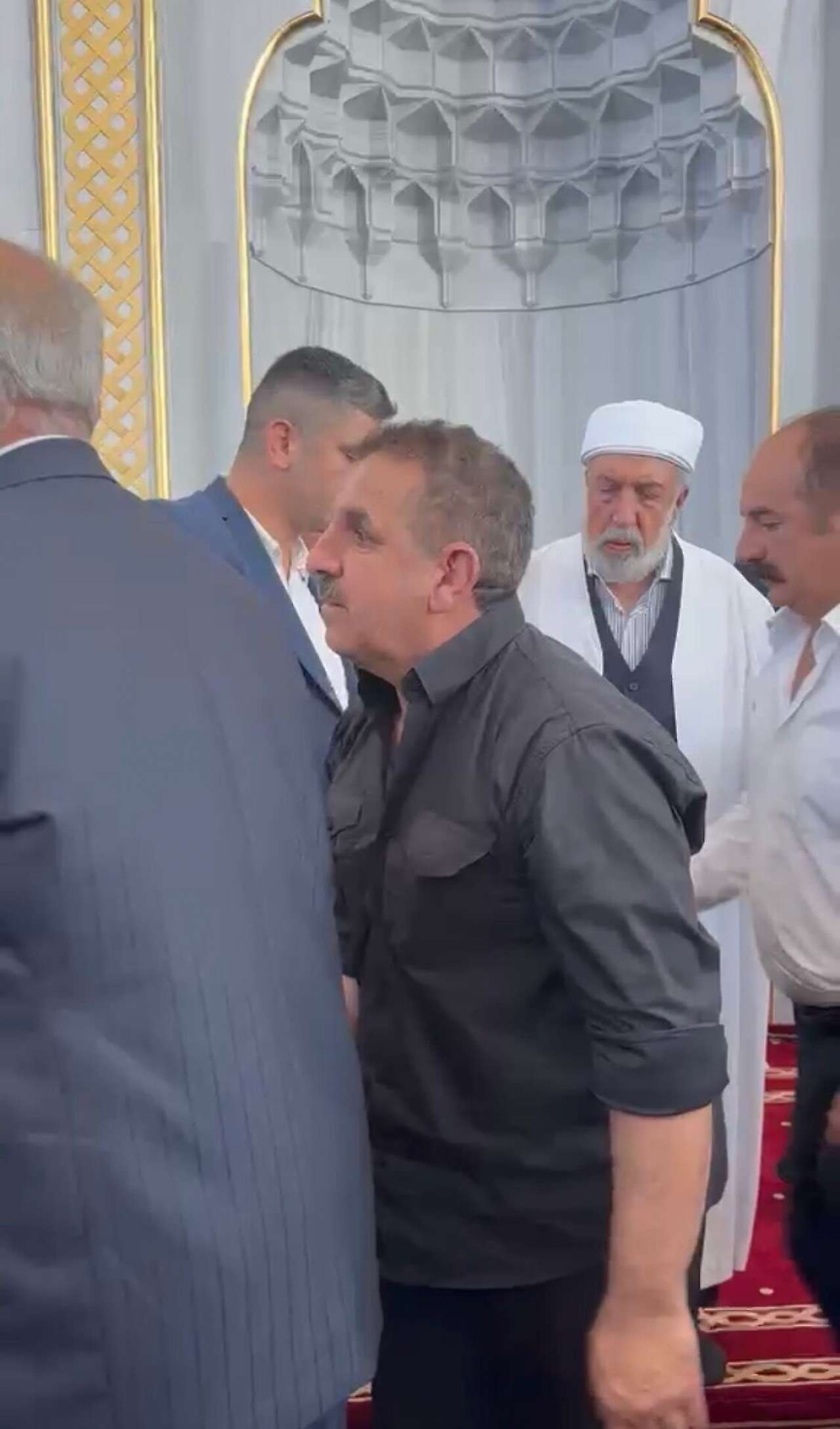 Siirtli Kanaat Önderi Şeyh Muiniddin Aydın, İstanbul'da Husumetli İki Aileyi Barıştırdı