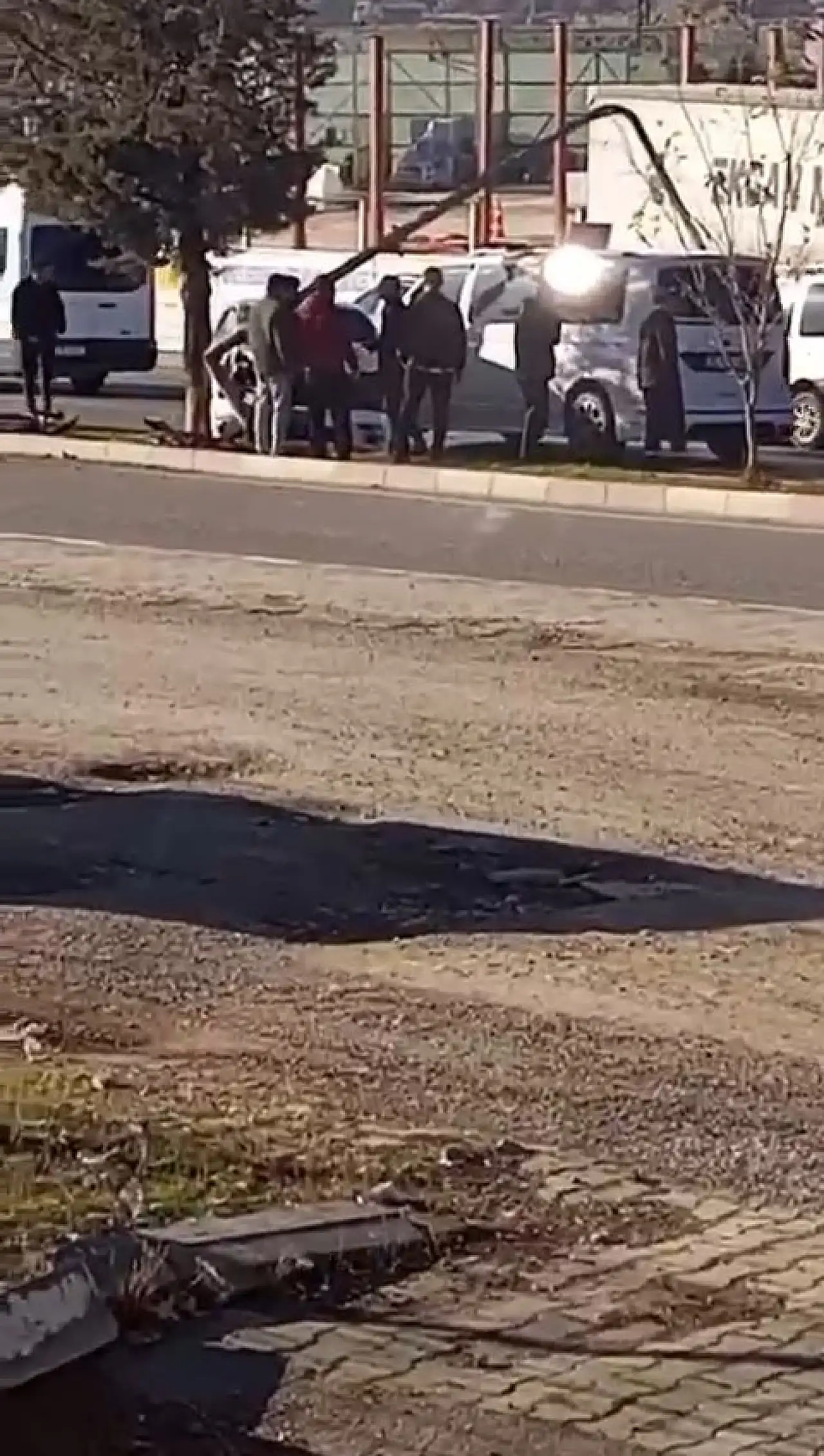 Siirt'te orta refüje çıkan araç aydınlatma direğine çarparak durabildi