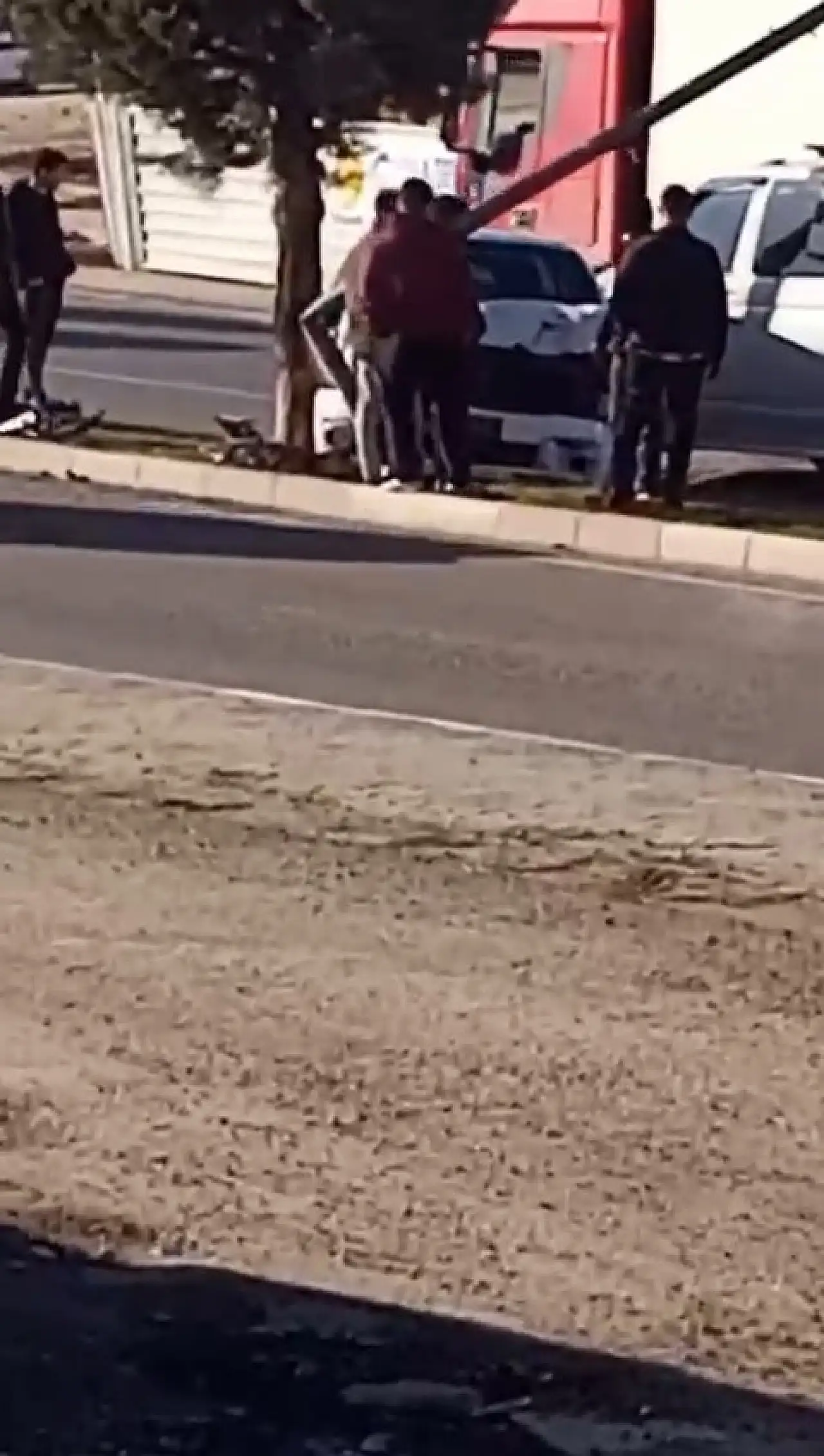 Siirt'te orta refüje çıkan araç aydınlatma direğine çarparak durabildi