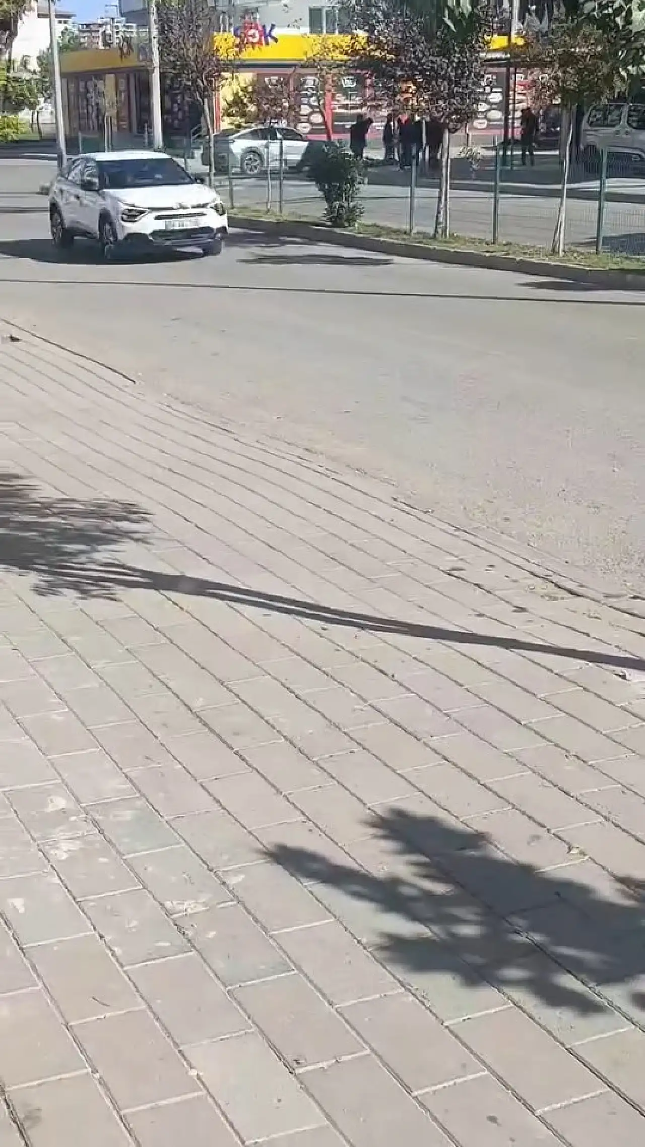 Siirt'te otomobilin çarptığı motosiklet kullanılamaz hale geldi!