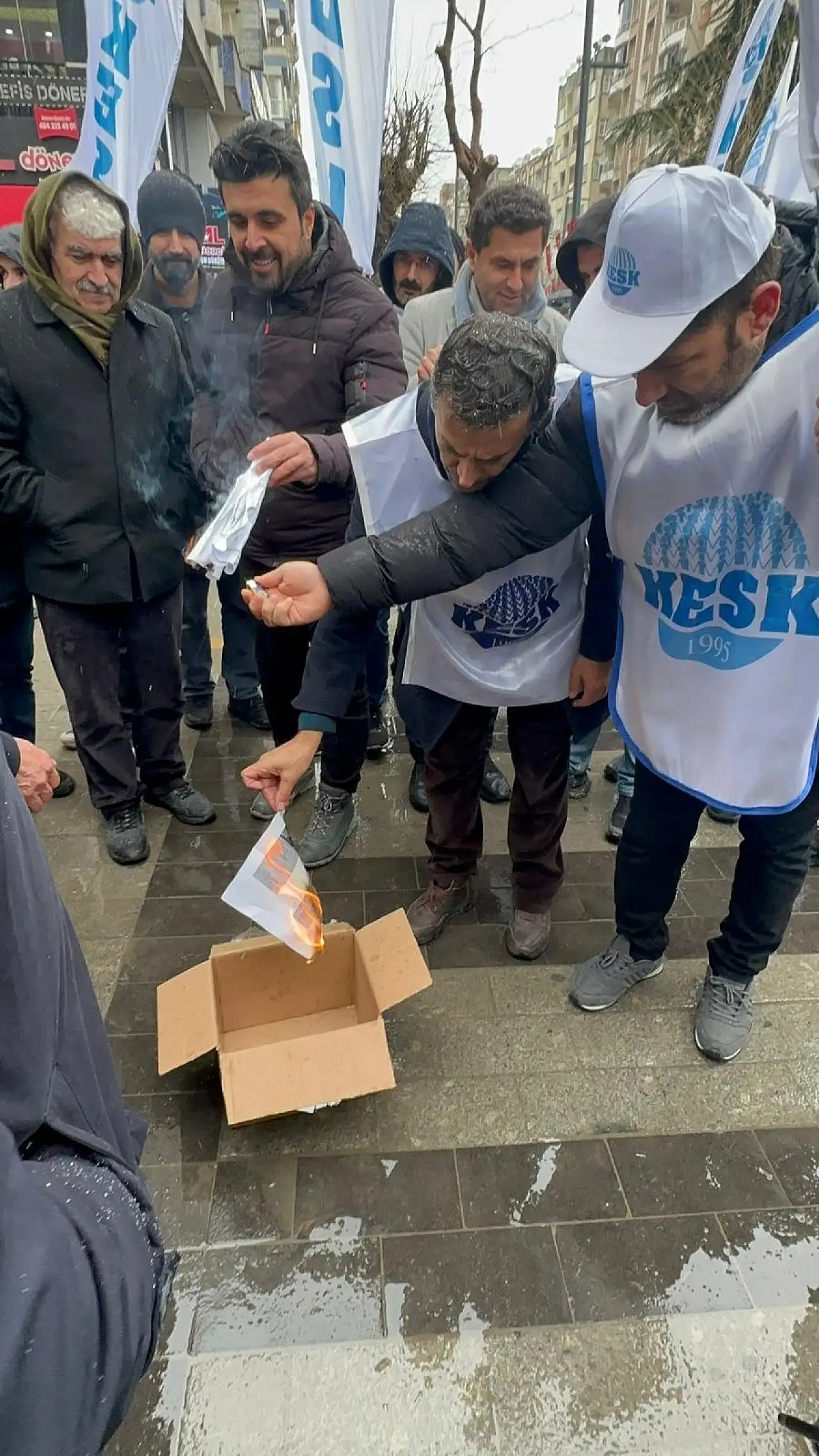 Siirt'te KESK'e bağlı kamu emekçileri iş bıraktı, maaş bordroları yakıldı