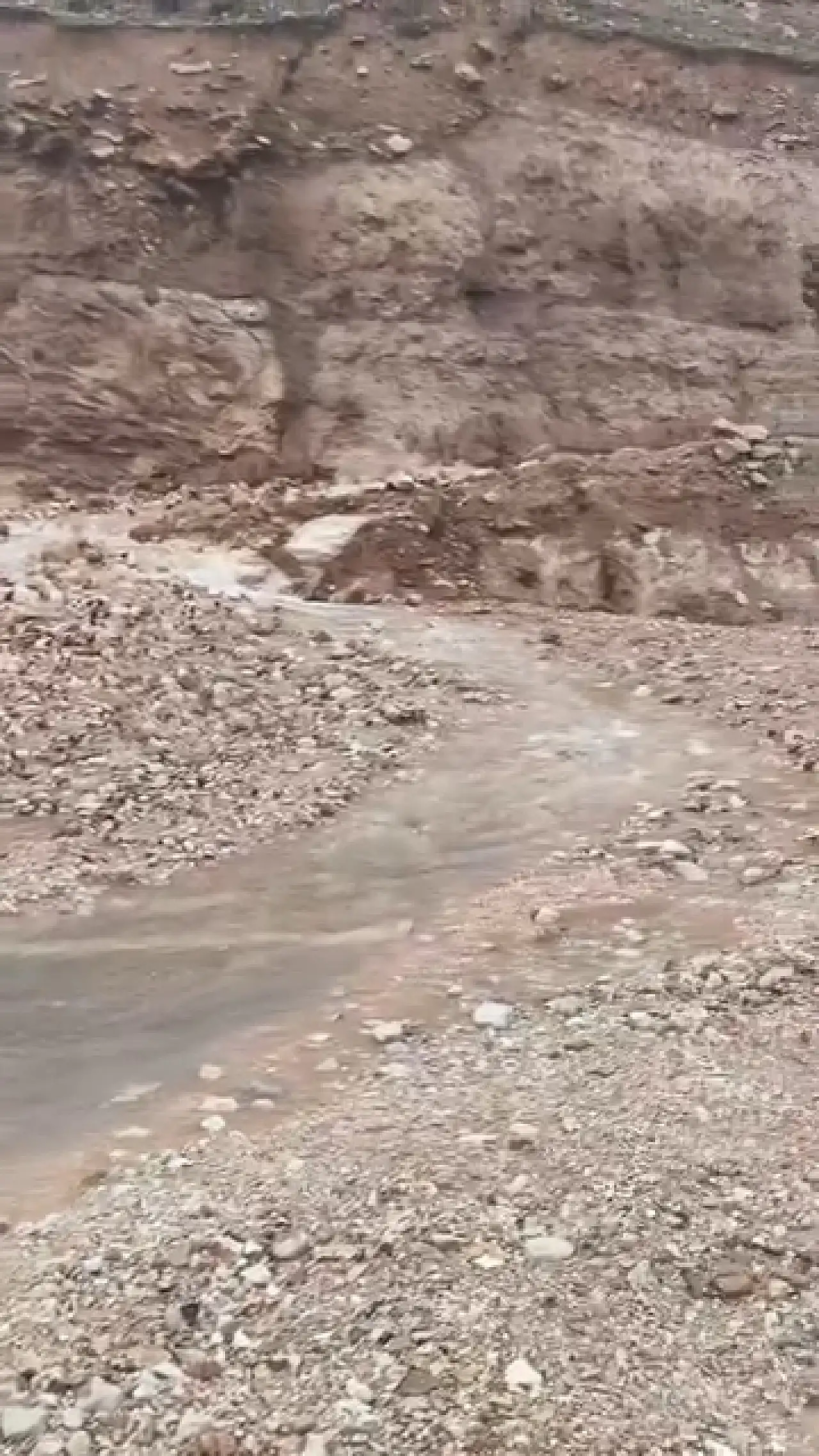 Siirt'te sağanak yağış etkili oldu, Eruh-Şırnak karayolunda ulaşım aksadı