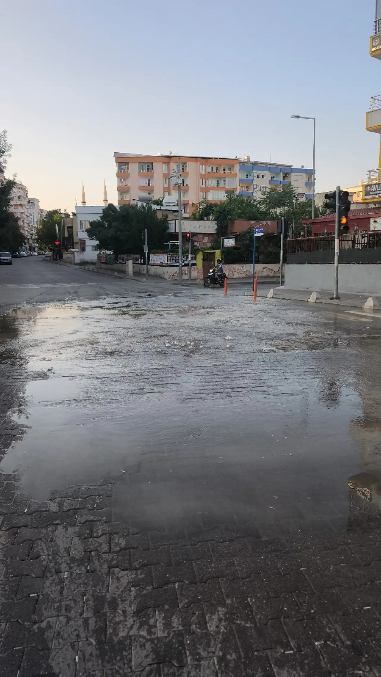Siirt'te Kavşakta Rögar Taştı, Yol Suyla Kaplandı