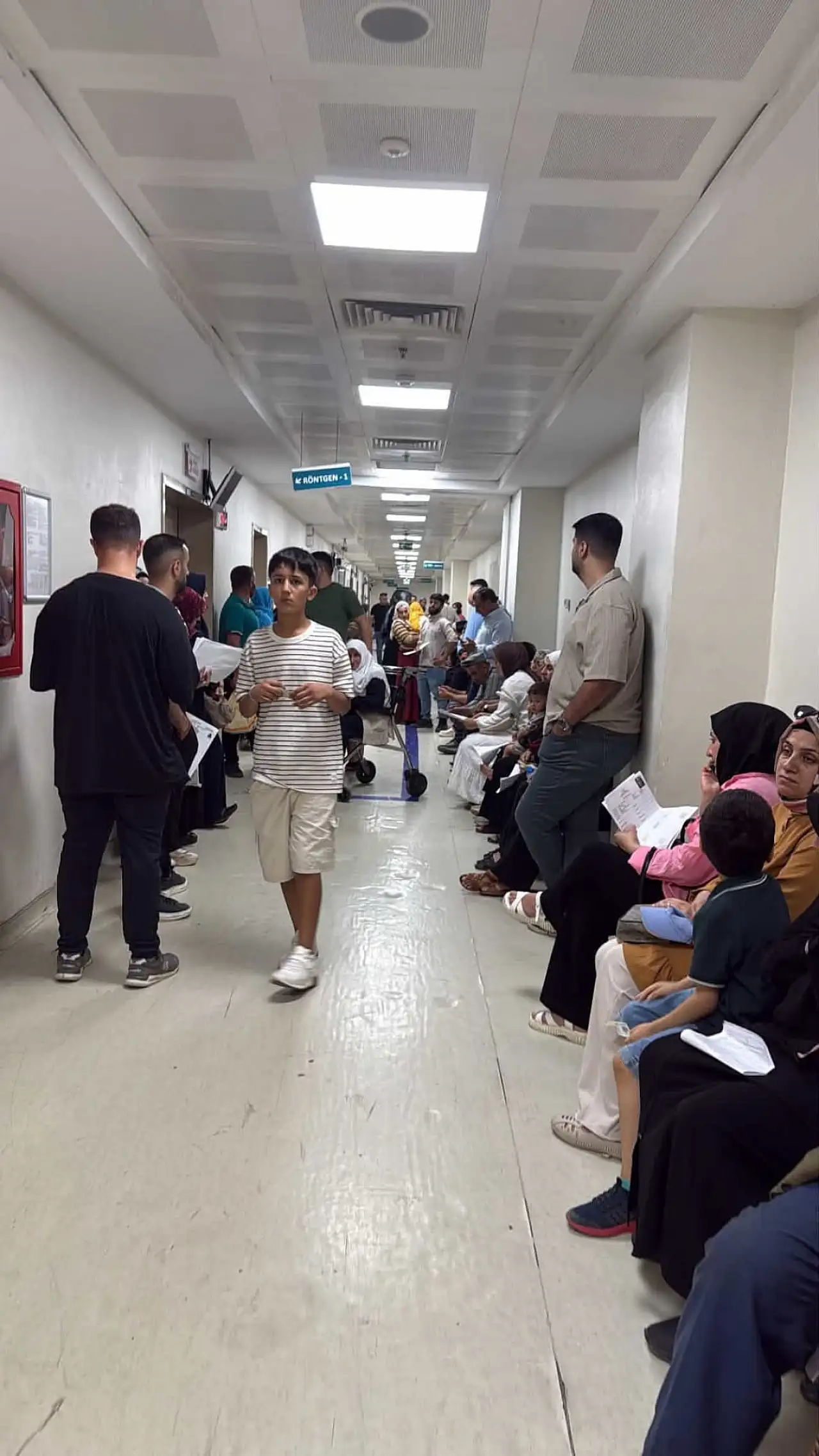 Siirt Eğitim Ve Araştırma Hastanesi'nde Röntgen Yoğunluğu: Vatandaşlar Ayakta Sıra Bekliyor