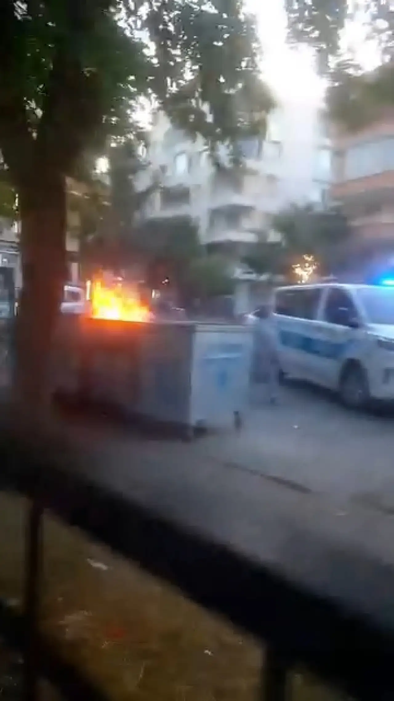 Siirt'te Çöp Yangını Mahalleyi Kötü Kokuya Boğdu