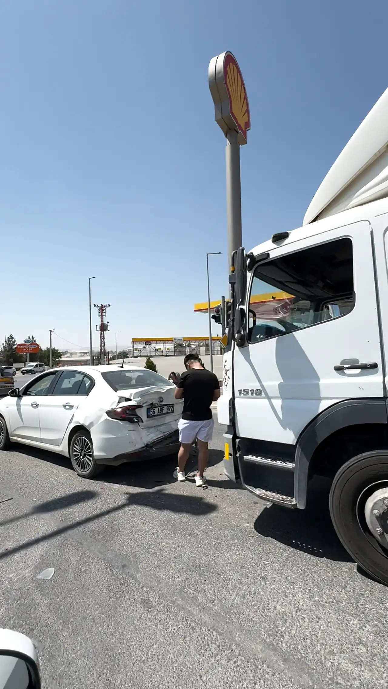 Siirt'te TIR Otomobile Arkadan Çarptı: Araçta Hasar Oluştu