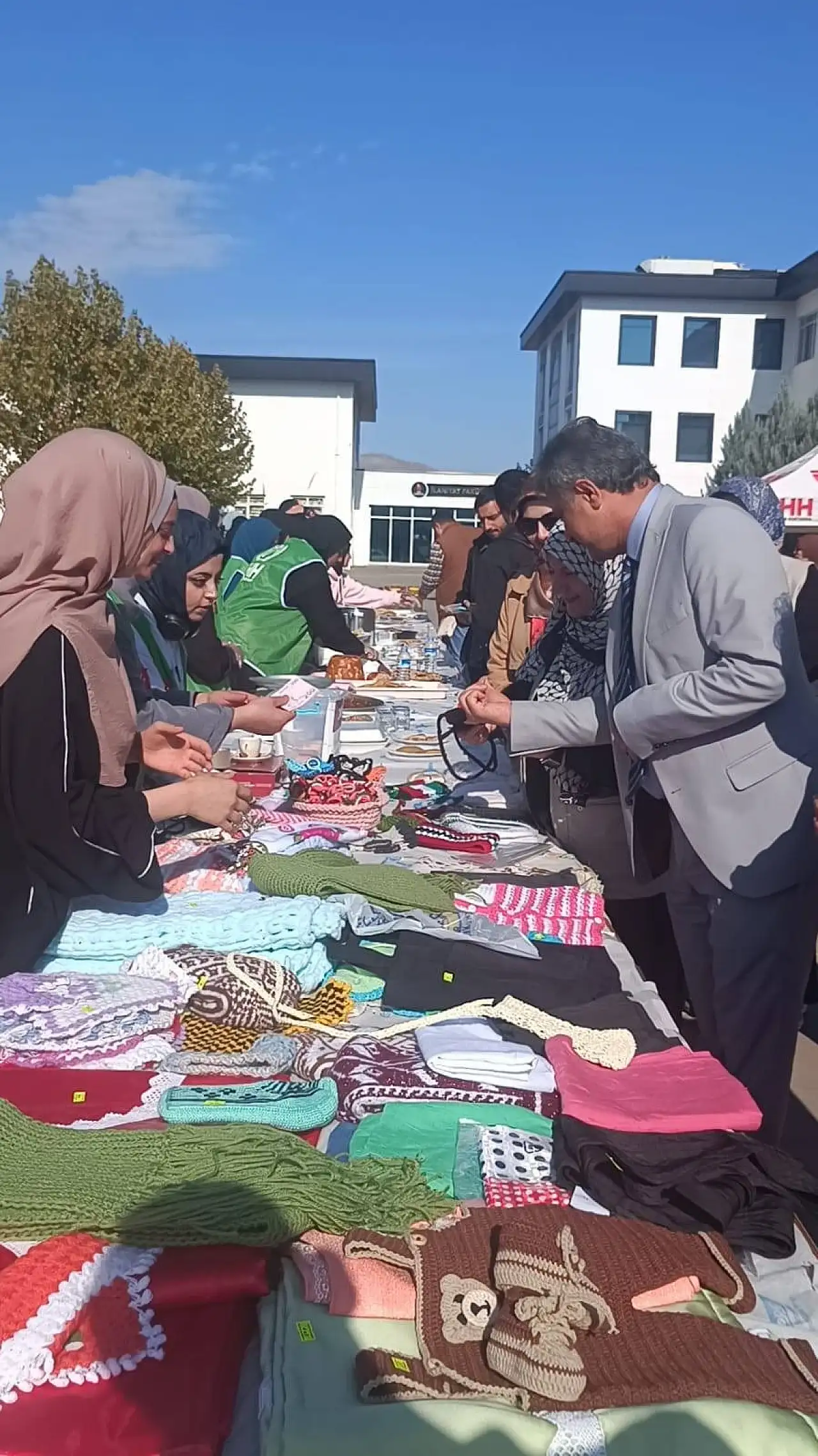 Siirt Üniversitesi'n Gazze ve İhtiyaç Sahipleri İçin Kermes Düzenlendi