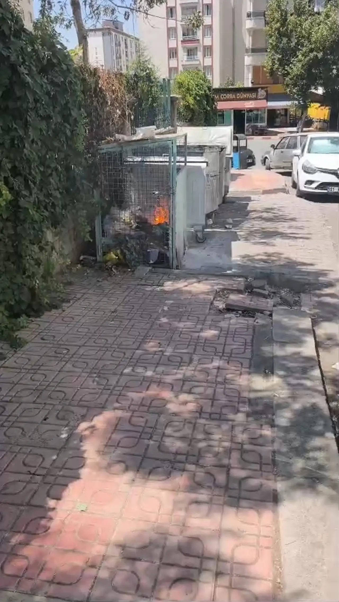 Siirt'te Gelişi Güzel Atılan Köz Ateşi Çöp Konteynerlerini Tutuşturdu