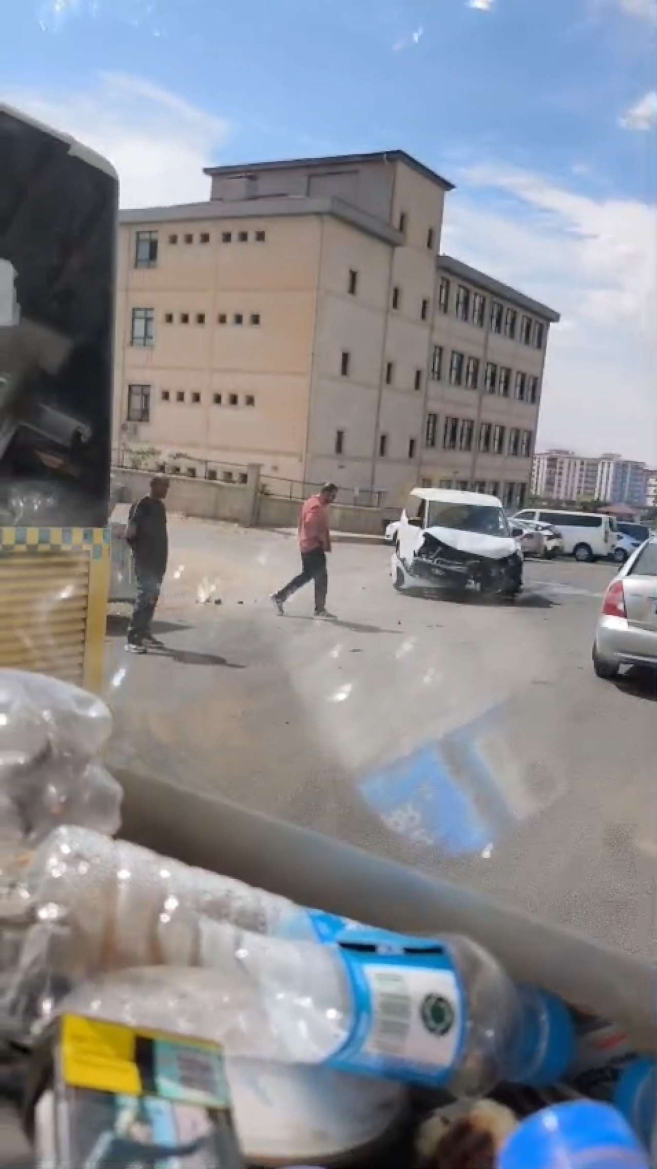 Siirt'te Belediye Otobüsü İle Hafif Ticari Araç Çarpıştı