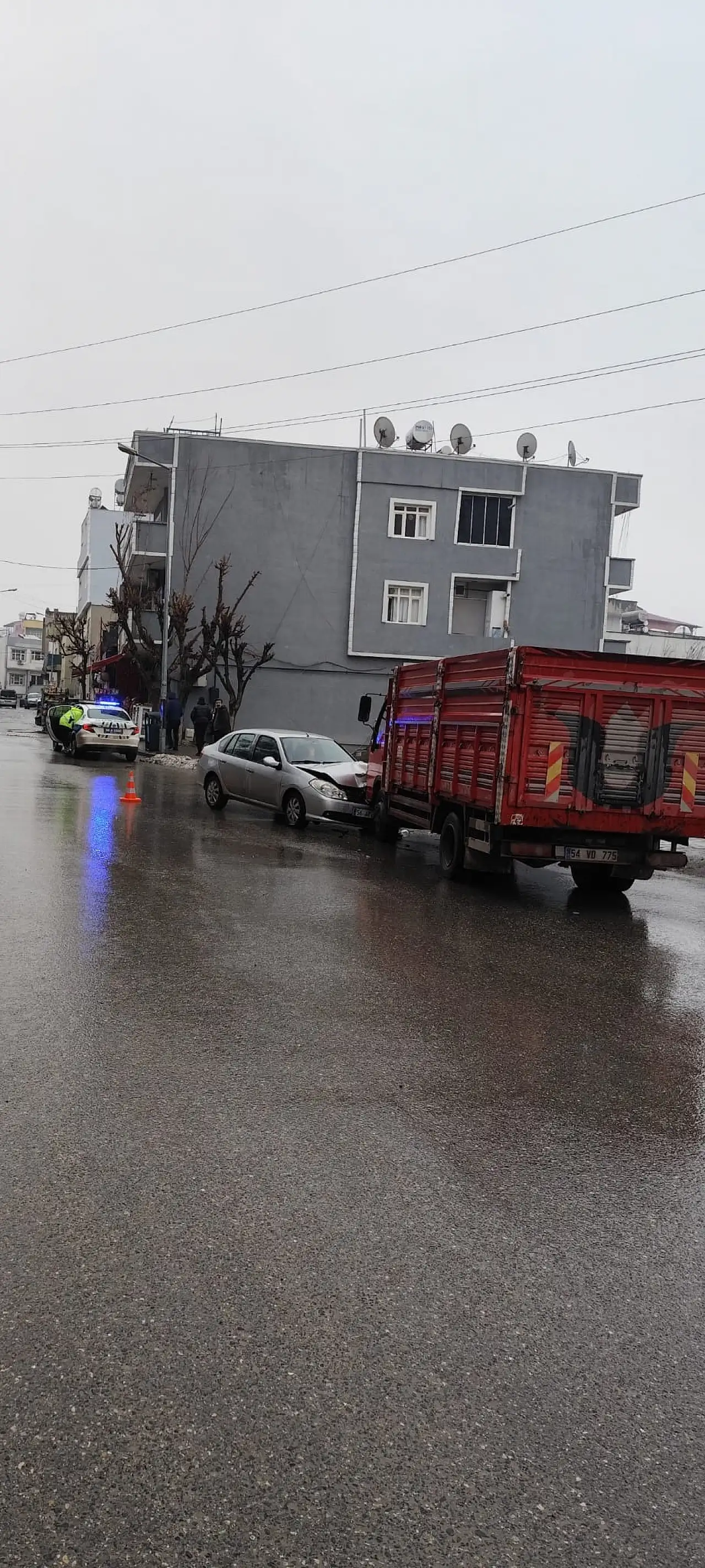 Siirt'te kamyon ile otomobil kafa kafaya çarpıştı