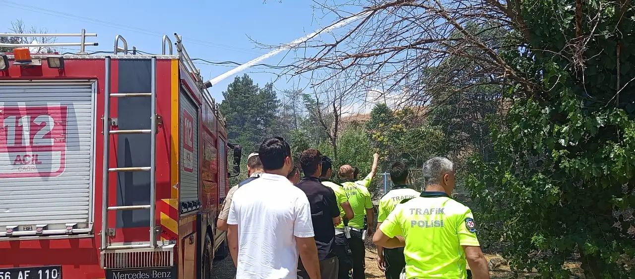Siirt Bölge Trafik Yakınında Yangın: Kaynak Kıvılcımı Otluk Alanı Yaktı