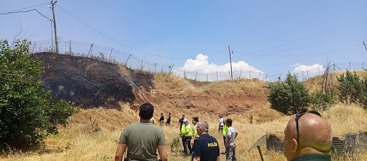 Siirt Bölge Trafik Yakınında Yangın: Kaynak Kıvılcımı Otluk Alanı Yaktı