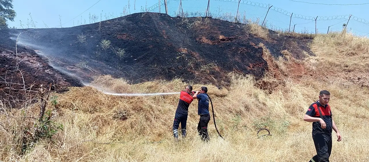 Siirt Bölge Trafik Yakınında Yangın: Kaynak Kıvılcımı Otluk Alanı Yaktı