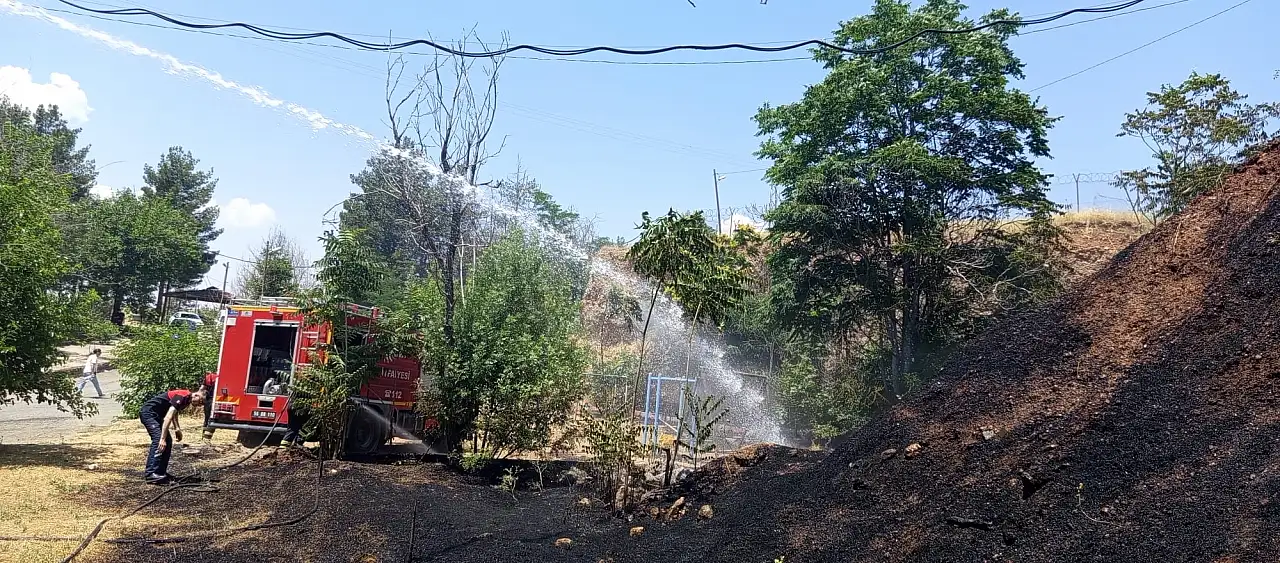 Siirt Bölge Trafik Yakınında Yangın: Kaynak Kıvılcımı Otluk Alanı Yaktı