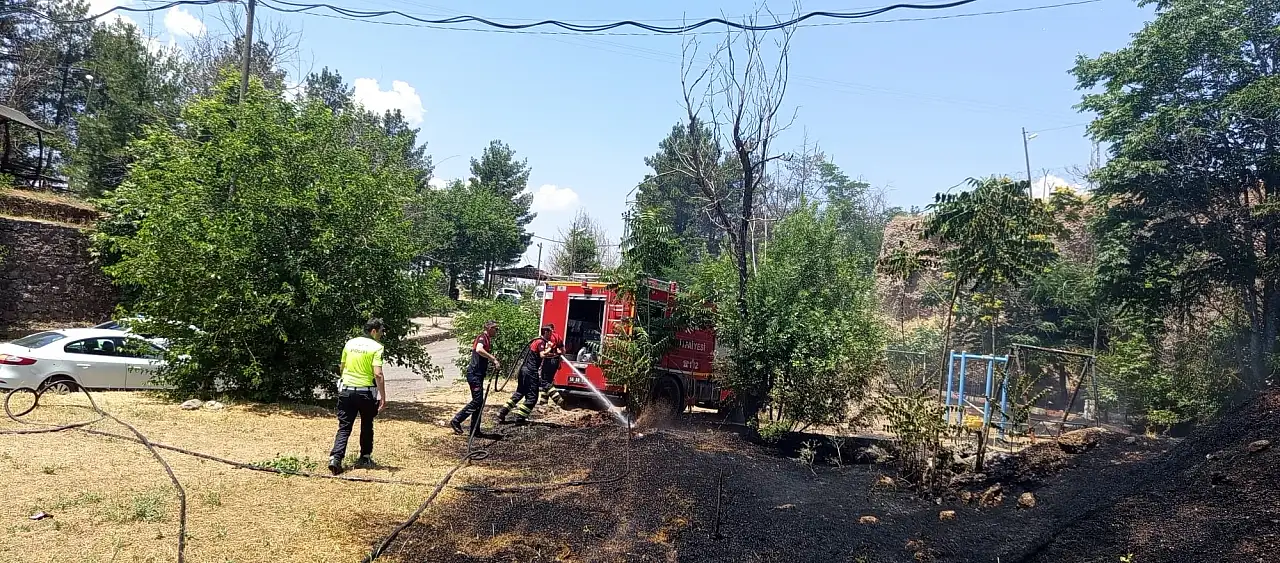 Siirt Bölge Trafik Yakınında Yangın: Kaynak Kıvılcımı Otluk Alanı Yaktı
