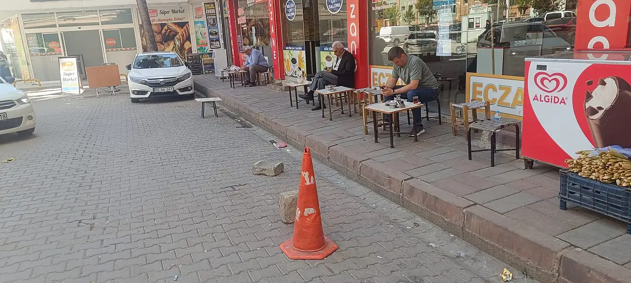Siirt'te Kaldırım Tepkisi: Vatandaş Yaralandı, Medine Caddesi İçin Acil Çözüm Çağrısı
