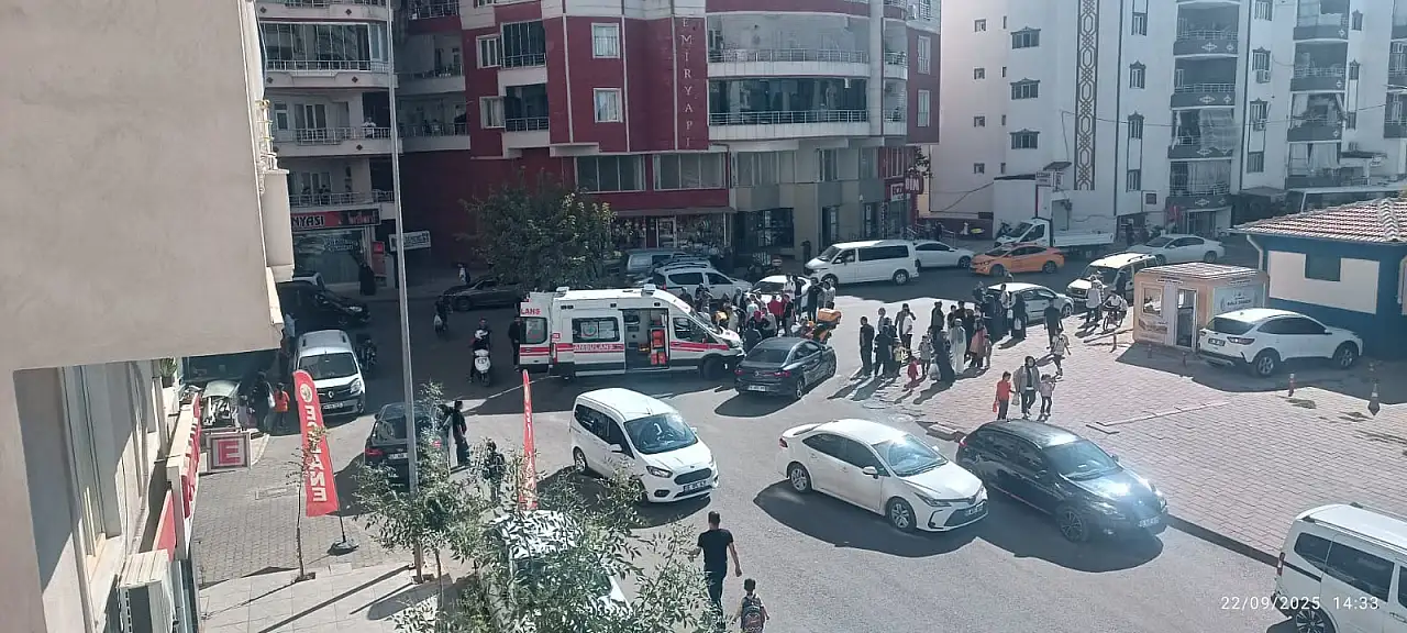 Siirt'te Hastane Önünde Feci Kaza: Motosikletli 4 Metre Savruldu