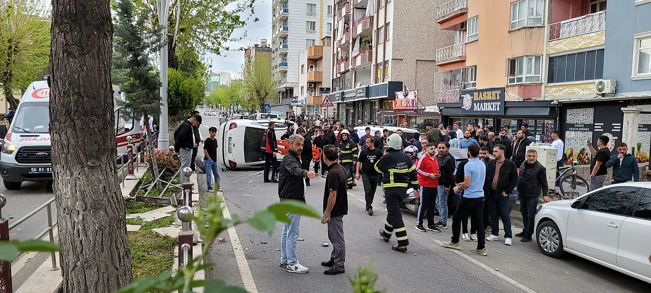 Siirt'te otomobil orta refüje çarpıp takla attı