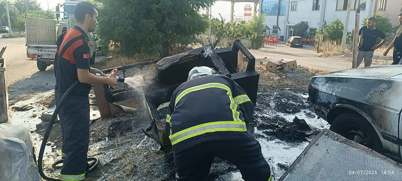 Siirt'te Atıl Çekyatlar Alev Aldı, Yangın Otomobile Sıçradı