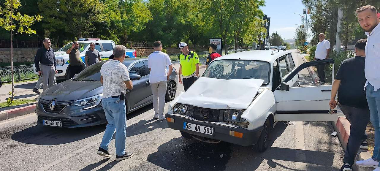 Siirt'te 2 Araç Çarpıştı: Karı Koca Yaralandı