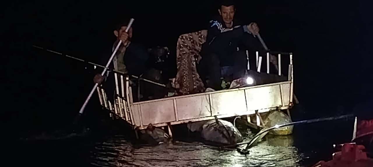 Siirt'te Botan Çayı'nda Gece Yarısı Kurtarma Operasyonu! 2 Kişi Sal Üzerinde Mahsur Kaldı