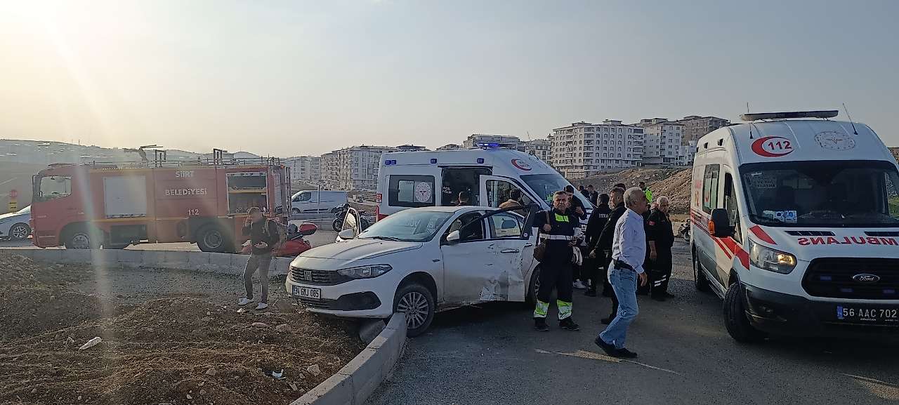 Siirt'te Otomobil ile Motosiklet Çarpıştı: 2 Yaralı