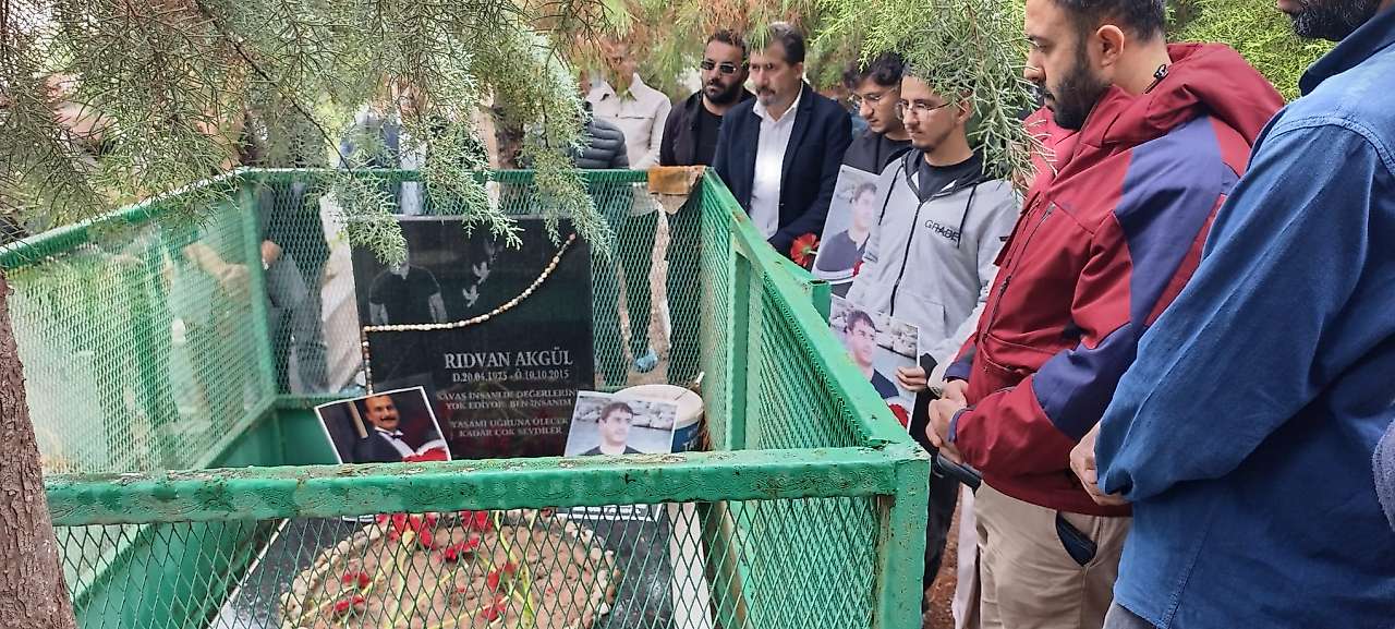 Ankara Gar Katliamı'nın 11. yılında, saldırıda hayatını kaybeden Siirtli Rıdvan Akgül, Şeyh Musa Mezarlığı'ndaki kabri başında anılırken
