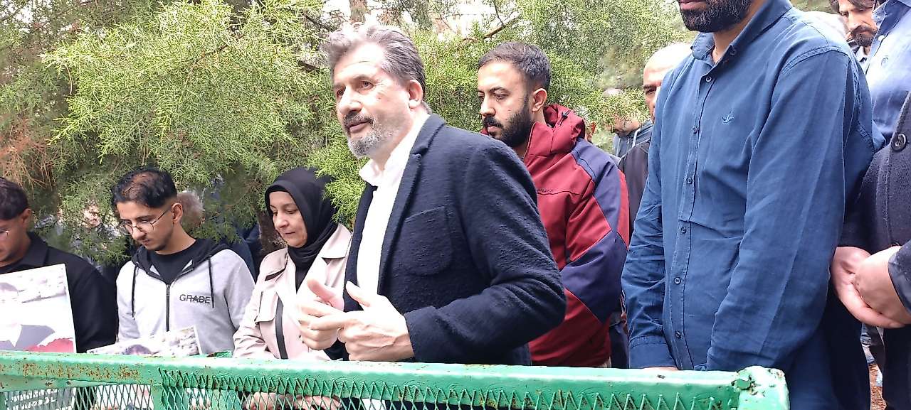 Ankara Gar Katliamı'nın 11. yılında, saldırıda hayatını kaybeden Siirtli Rıdvan Akgül, Şeyh Musa Mezarlığı'ndaki kabri başında anılırken