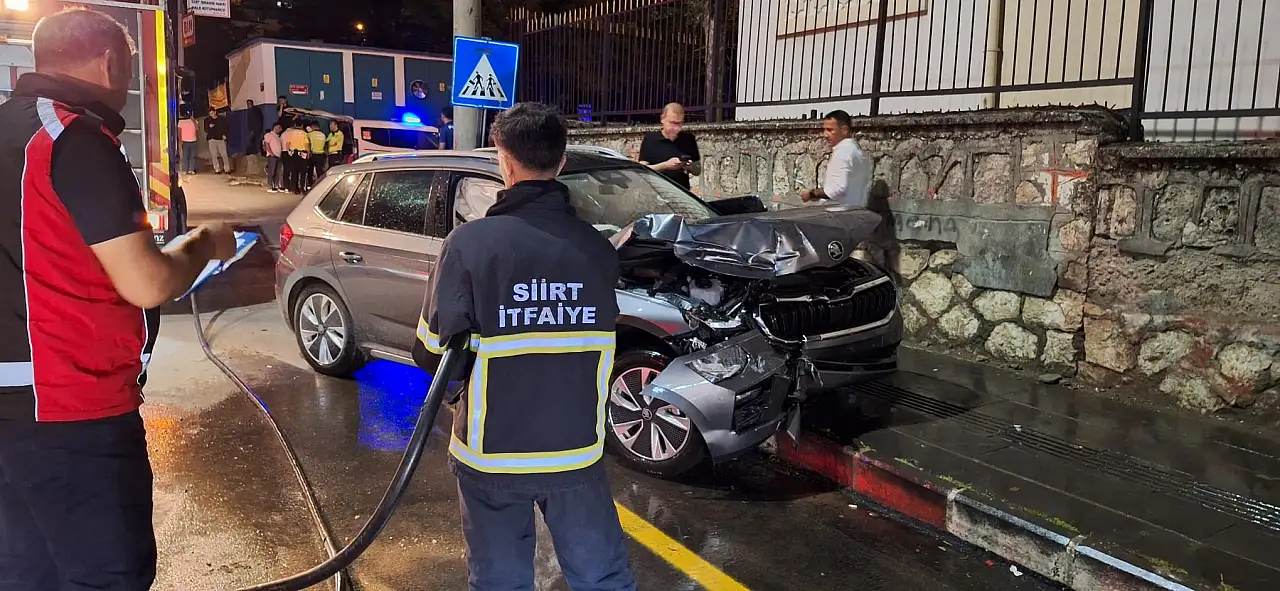 Siirt'te Otomobil ile Kepçe Çarpıştı: 5 Kişi Yaralandı