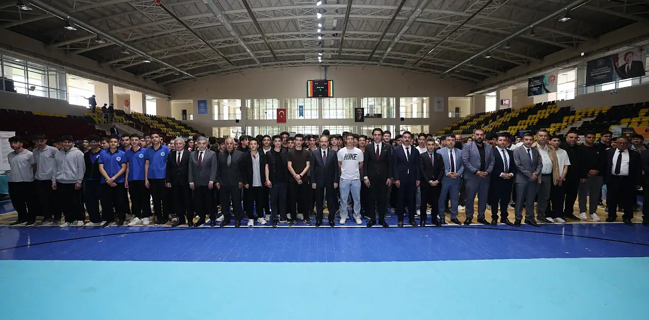 Siirt'te 'Üniversite Tanıtım Fuarı ve Kariyer Günü' Yoğun Katılımla Gerçekleştirildi
