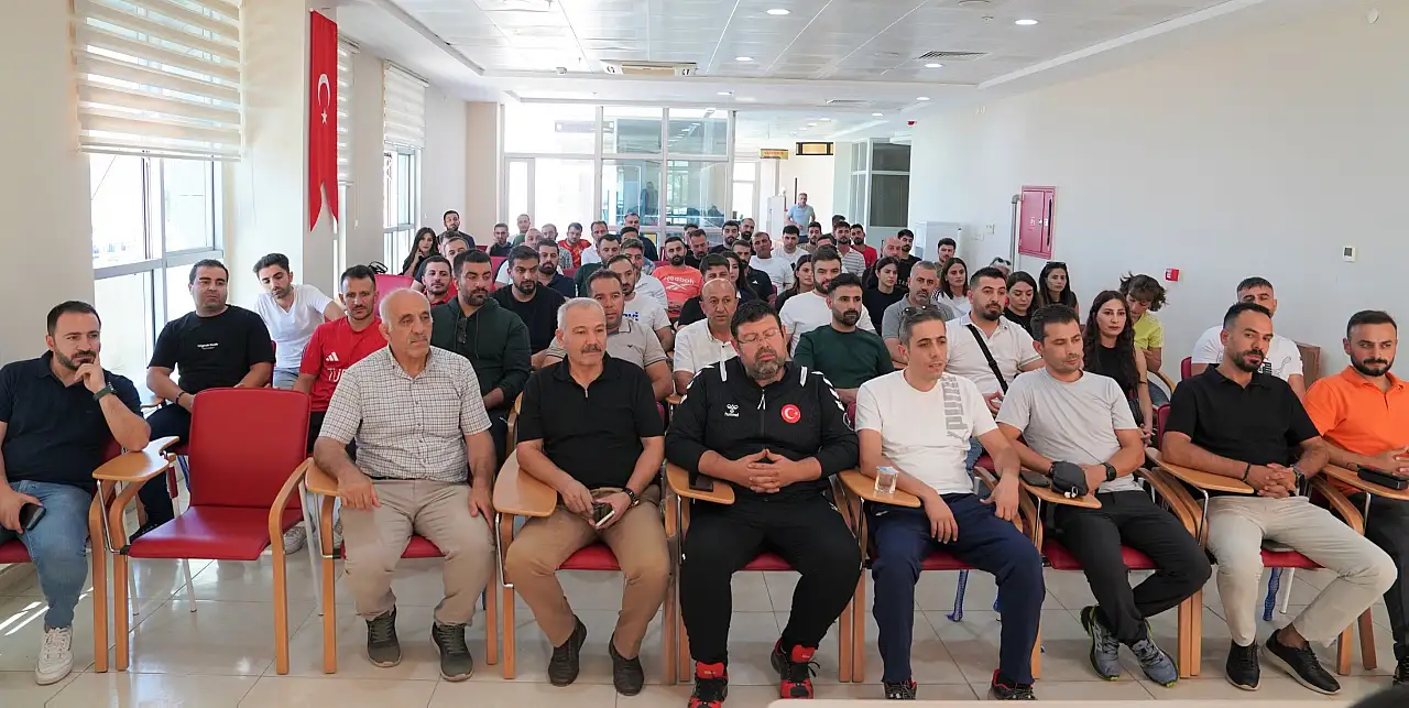 Siirt'te Spor Dalları İl Temsilcileri ve Antrenörler Değerlendirme Toplantısı Gerçekleştirildi