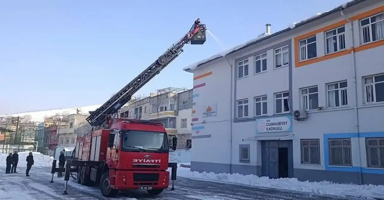 Siirt'te Okul Çatılarındaki Kar ve Buzlar Temizleniyor