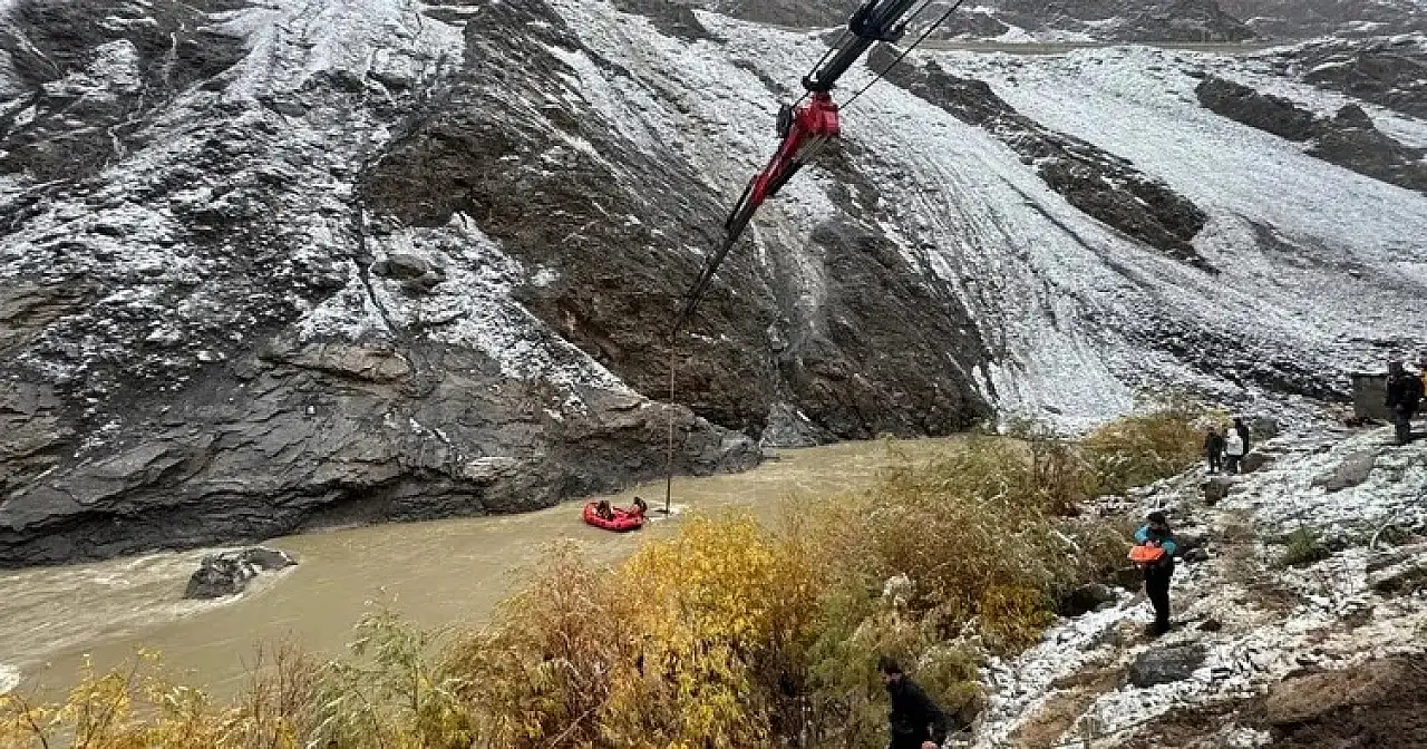 Hakkari'de Feci Kaza: Araç Zap Suyu'na Yuvarlandı, 2 Kişi Hayatını Kaybetti