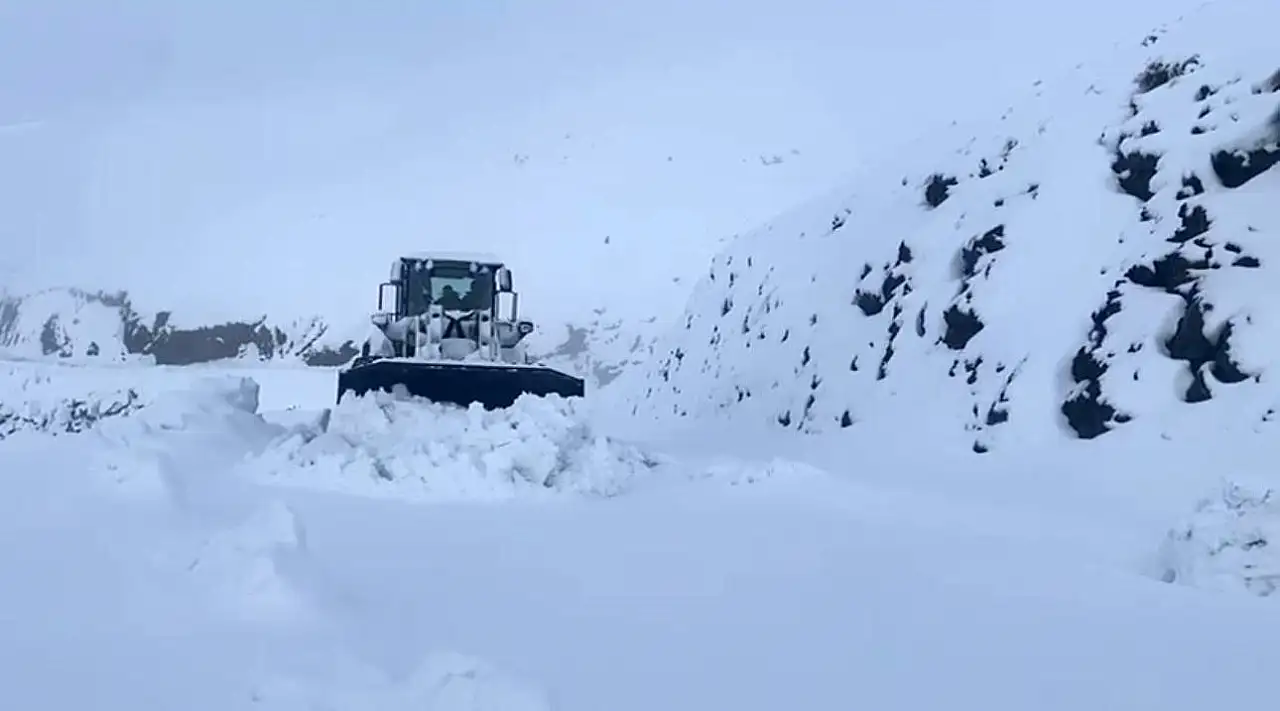 Şırnak'ta kar yolları kapattı, beyaz esaret başladı