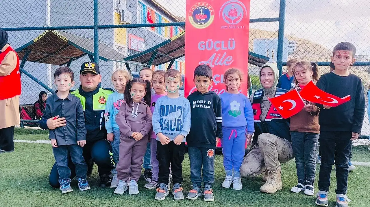 Siirt Jandarmasından Öğrencilere Cumhuriyet Bayramı Coşkusu