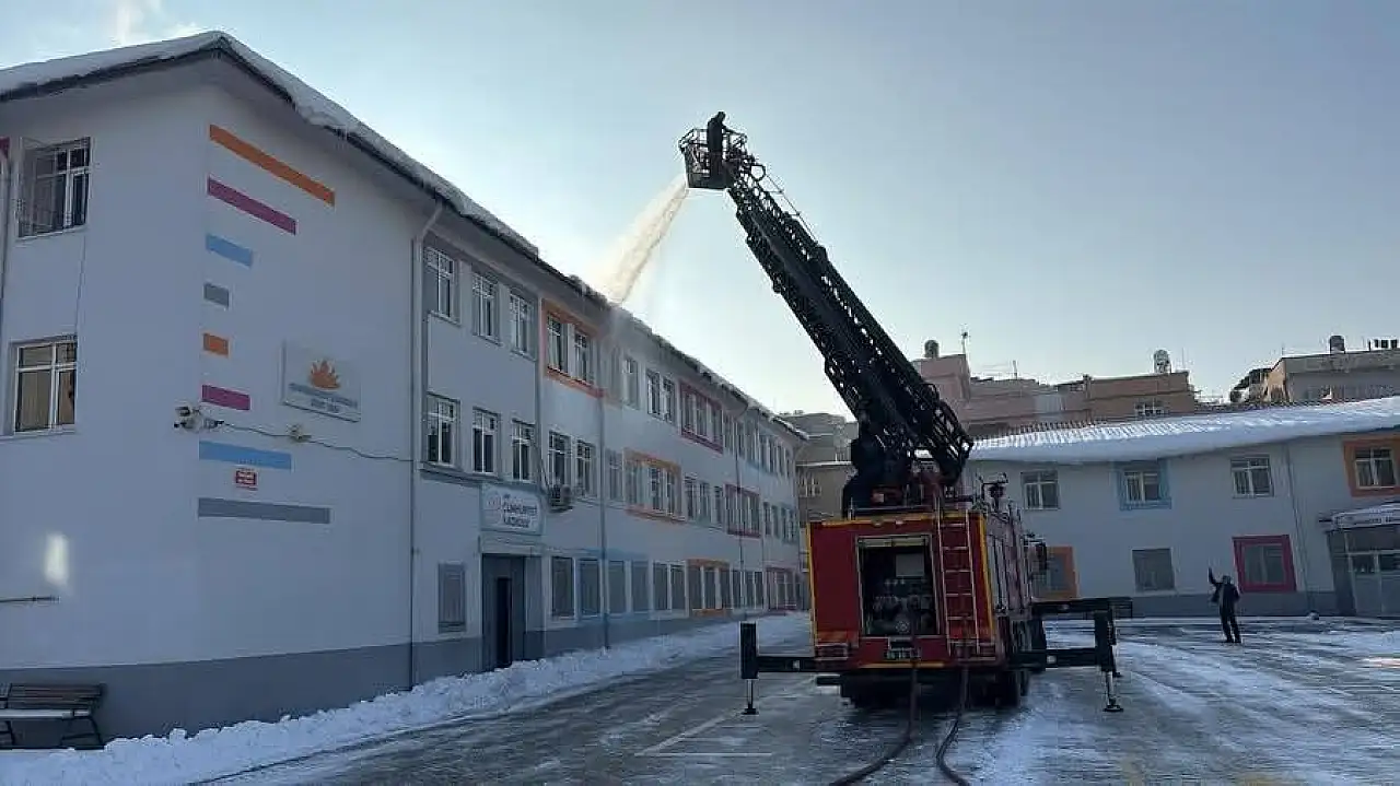 Siirt'te Okul Çatılarındaki Kar ve Buzlar Temizleniyor