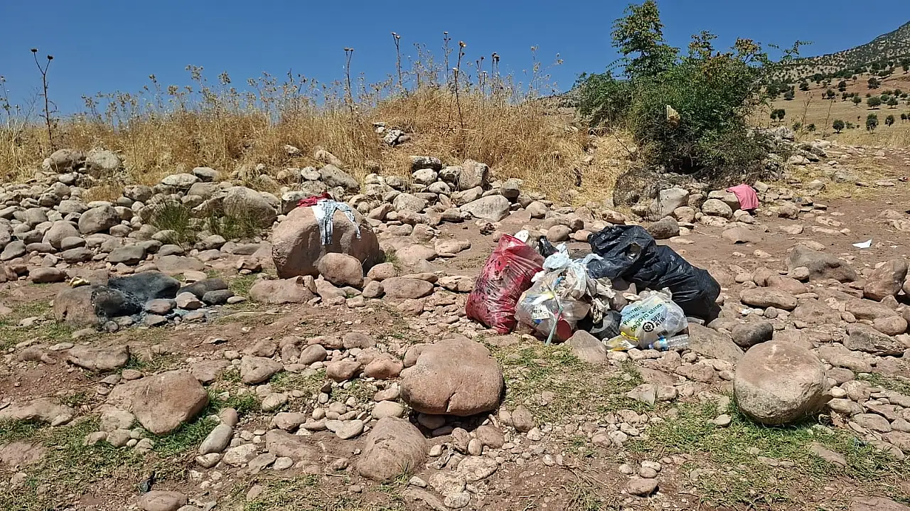 Siirt Zorava Çayı'nda İç Acıtan Görüntü: Pikniğe Geldi, Çöpleri Topladı