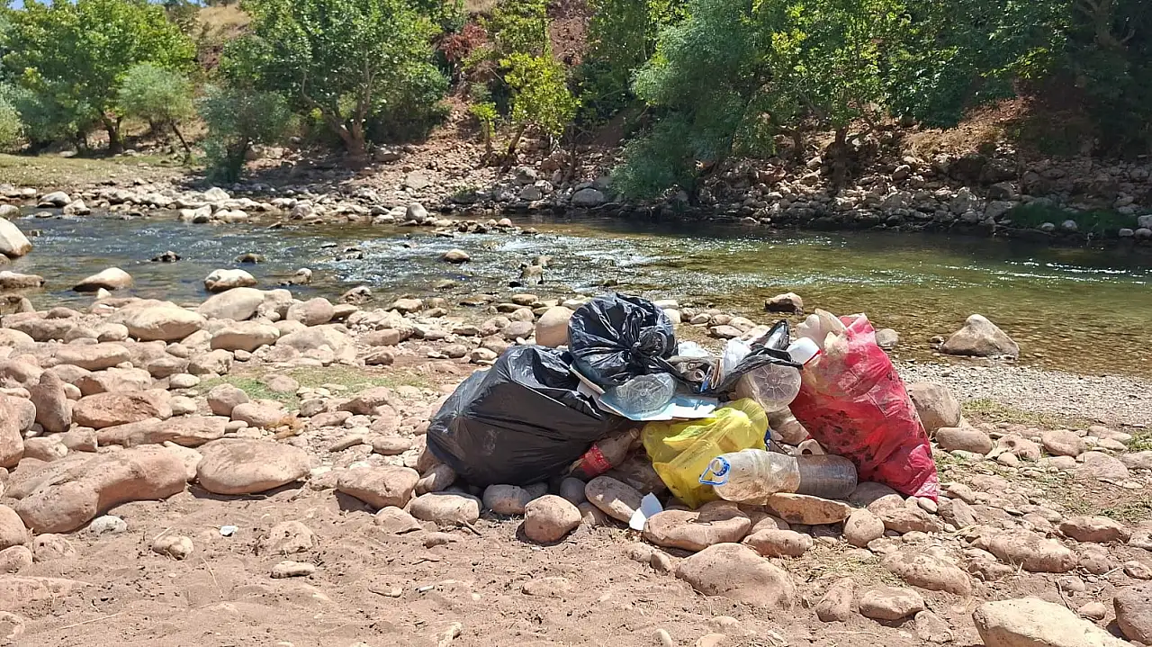 Siirt Zorava Çayı'nda İç Acıtan Görüntü: Pikniğe Geldi, Çöpleri Topladı